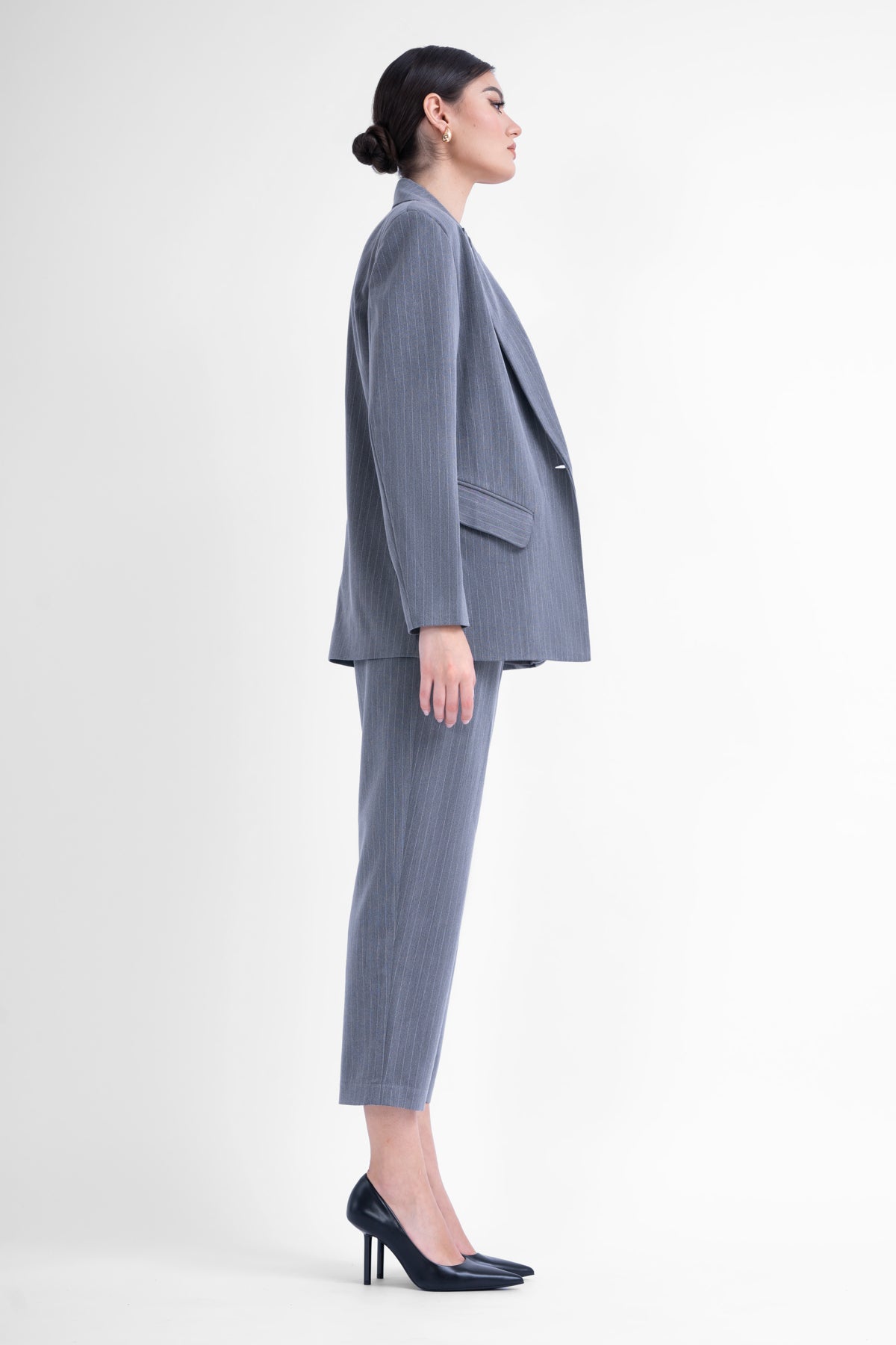 Costum gri cu dungi cu sacou regular si pantaloni cropped