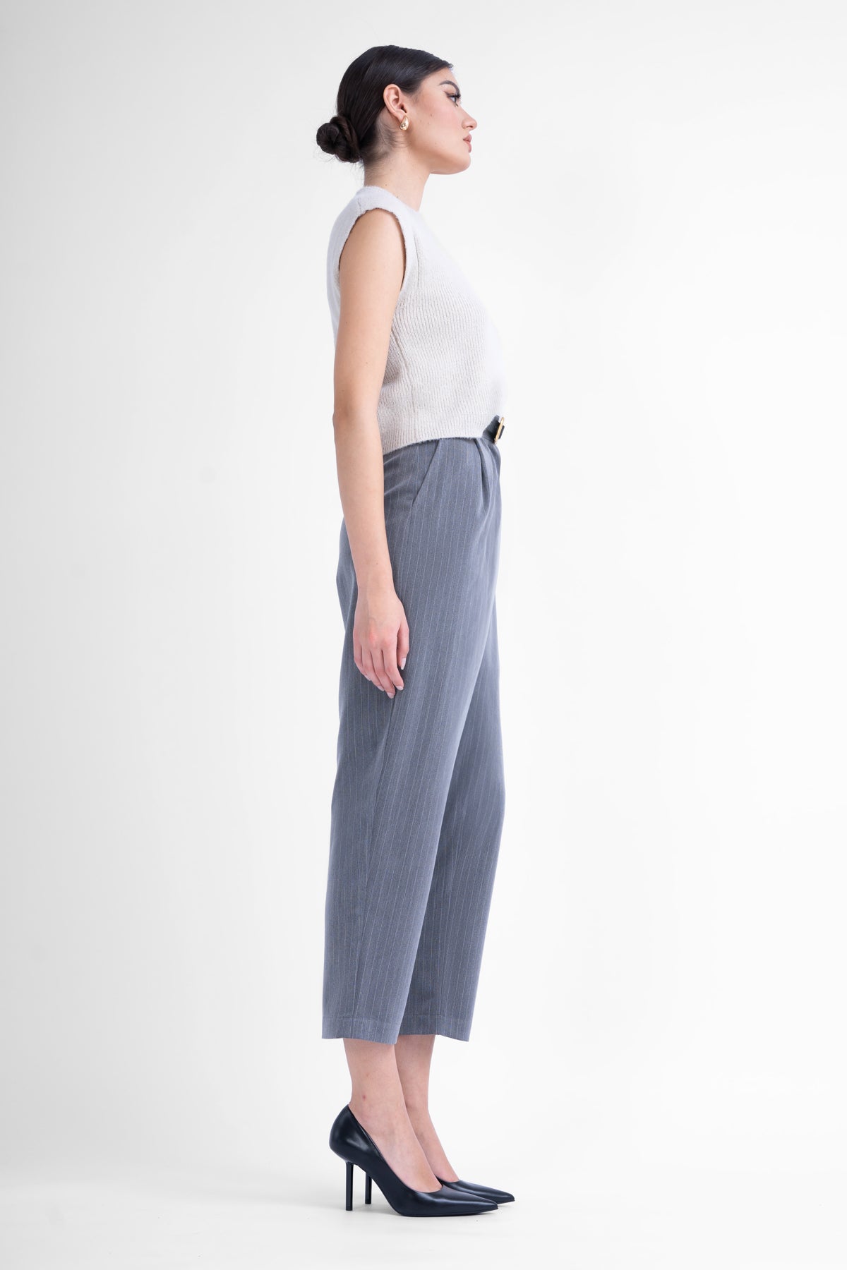 Pantaloni gri cu dungi