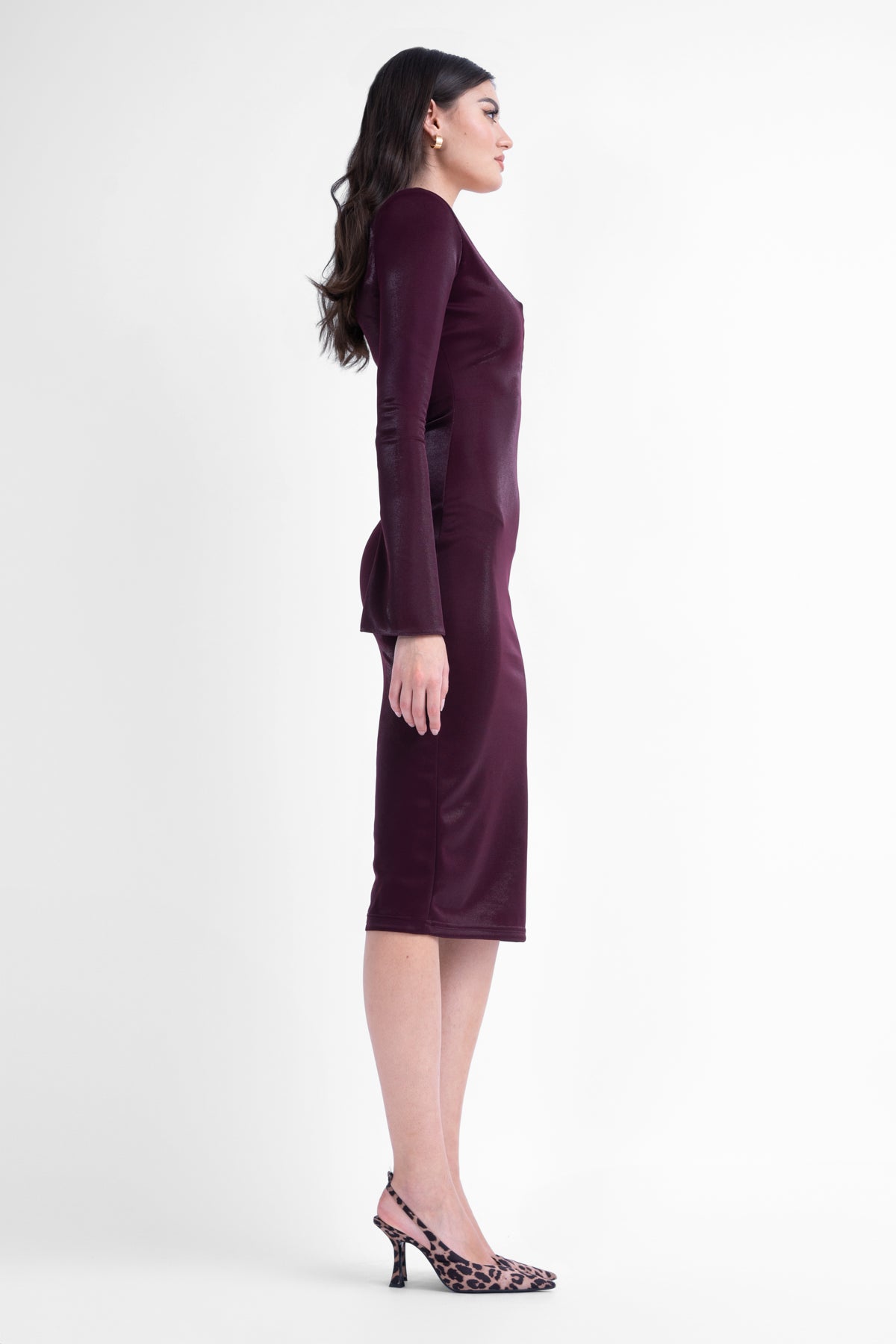 Burgundy bodycon midi dress with v-neck detail and structured shoulders