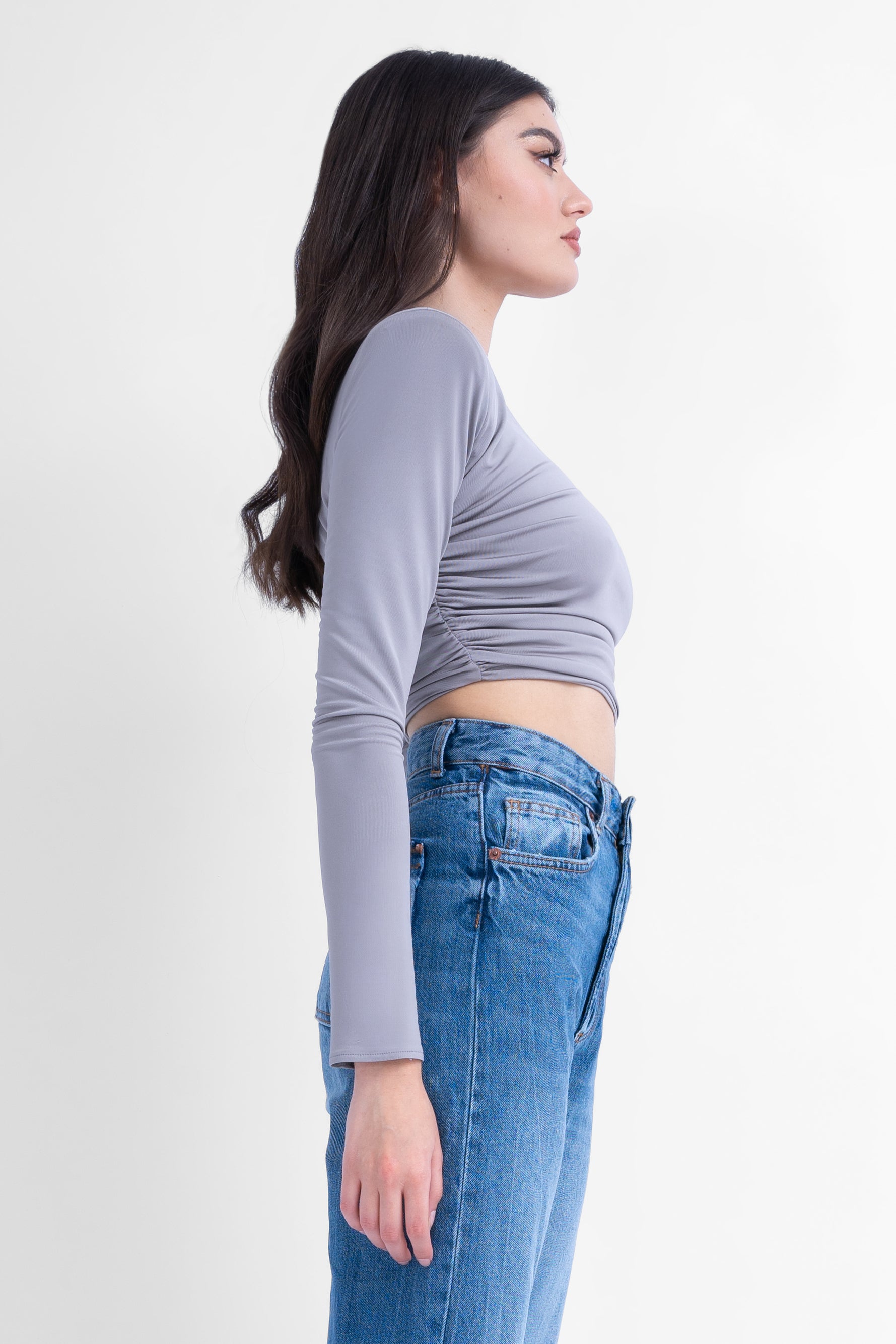 Top gri cu umeri proeminenti si fronseuri 