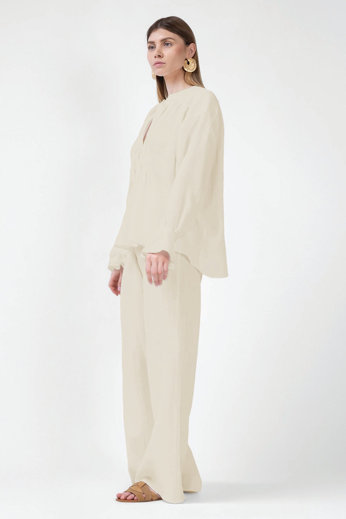 Set bej cu bluza cu detalii si pantaloni lungi