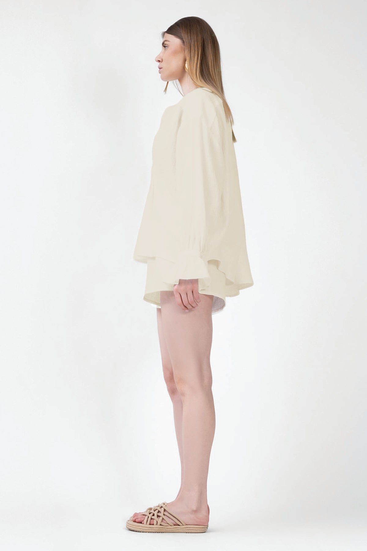 Set bej cu bluza cu detalii si pantaloni scurti