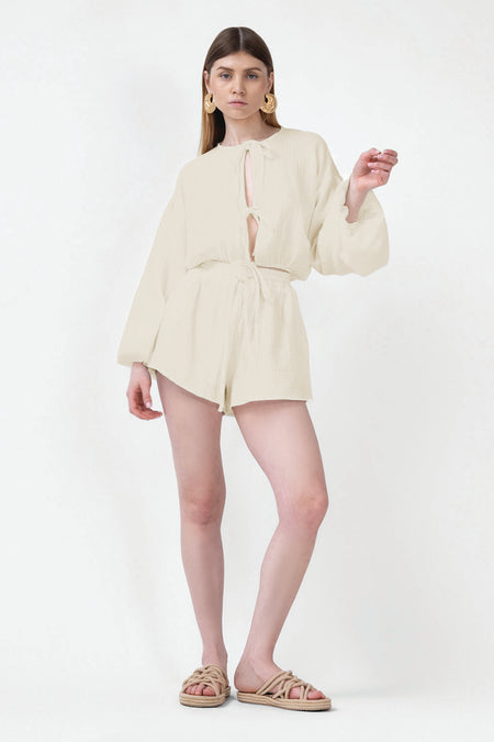 Set bej cu bluza cu funde si pantaloni scurti