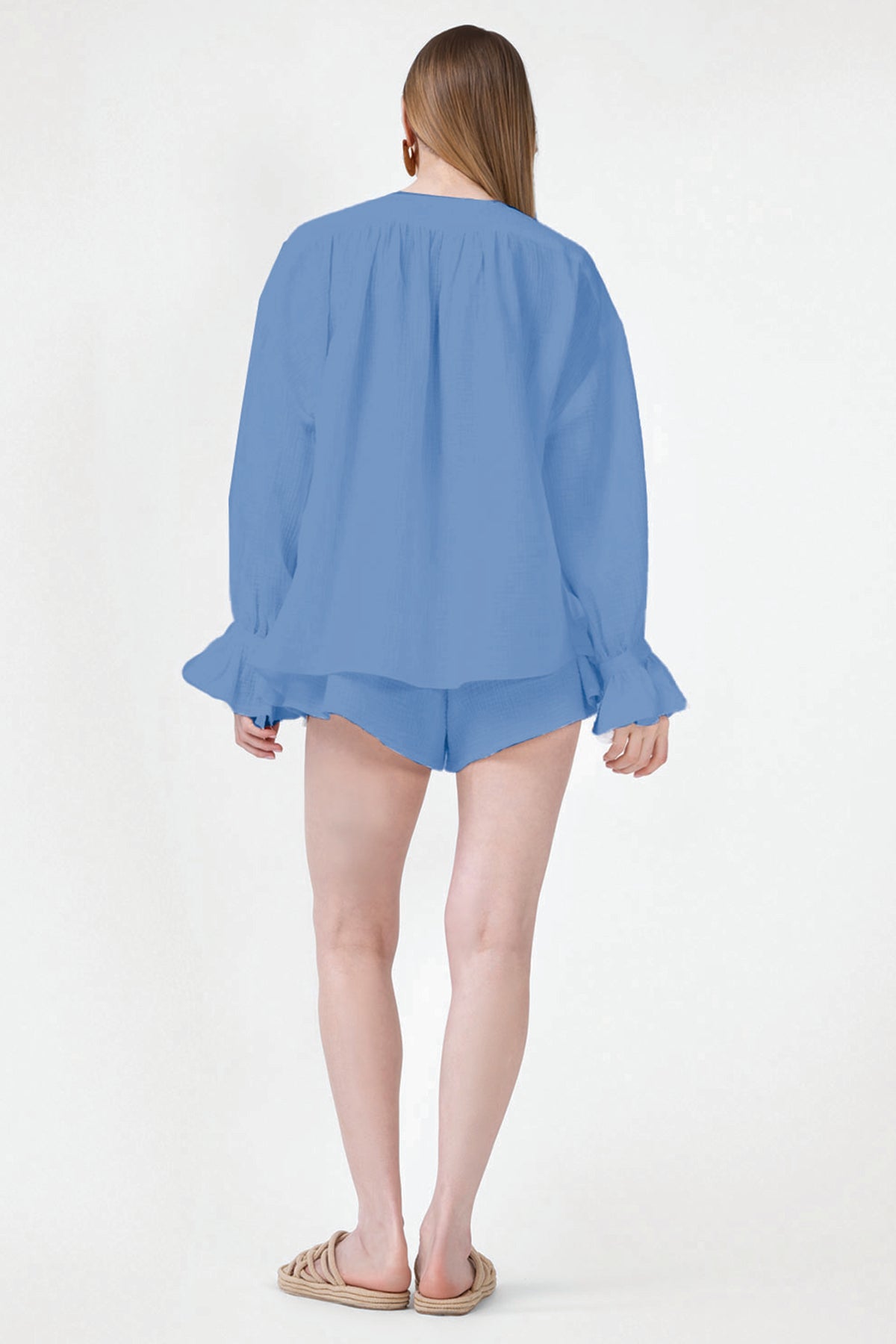 Set bleu cu bluza cu detalii si pantaloni scurti