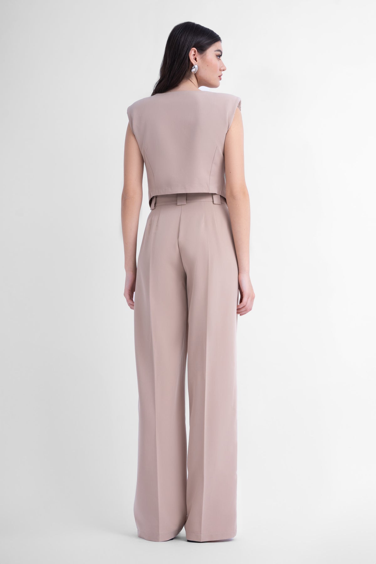 Costum bej cu vesta cambrata si pantaloni wide leg