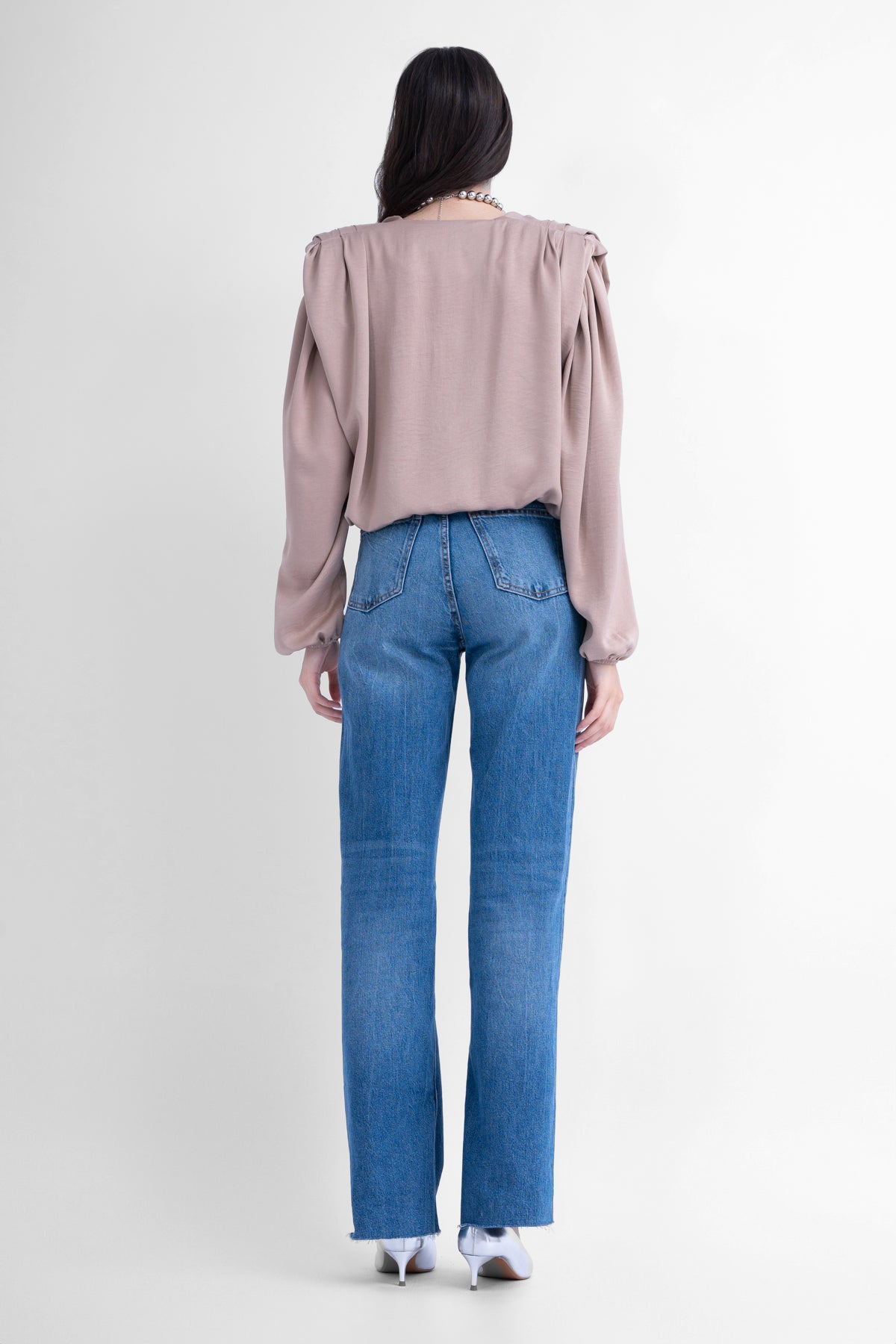 Bluza bej cu umeri drapati si maneci bufante