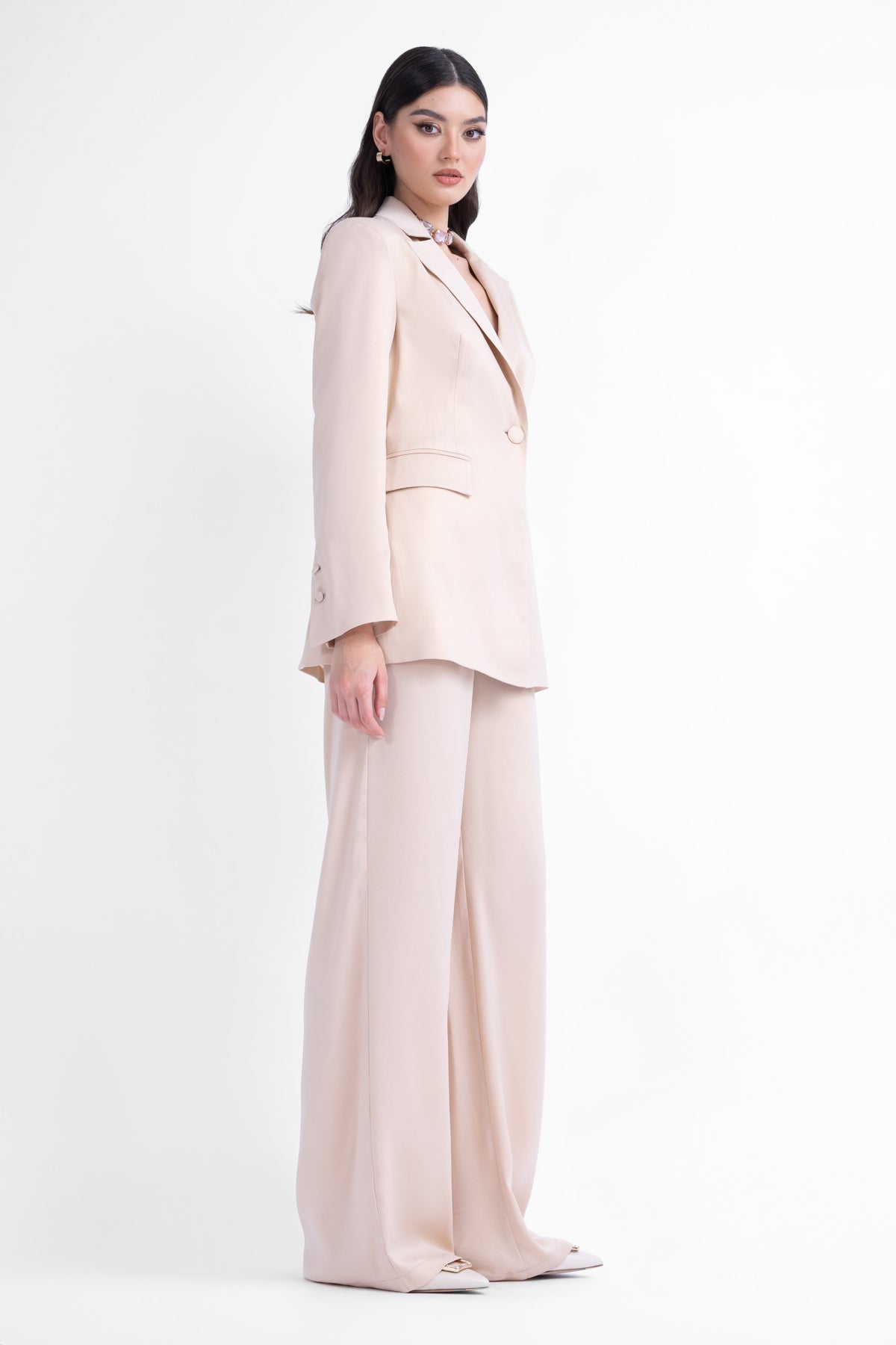 Costum  ivoire cu insertii aurii cu sacou slim si pantaloni wide leg