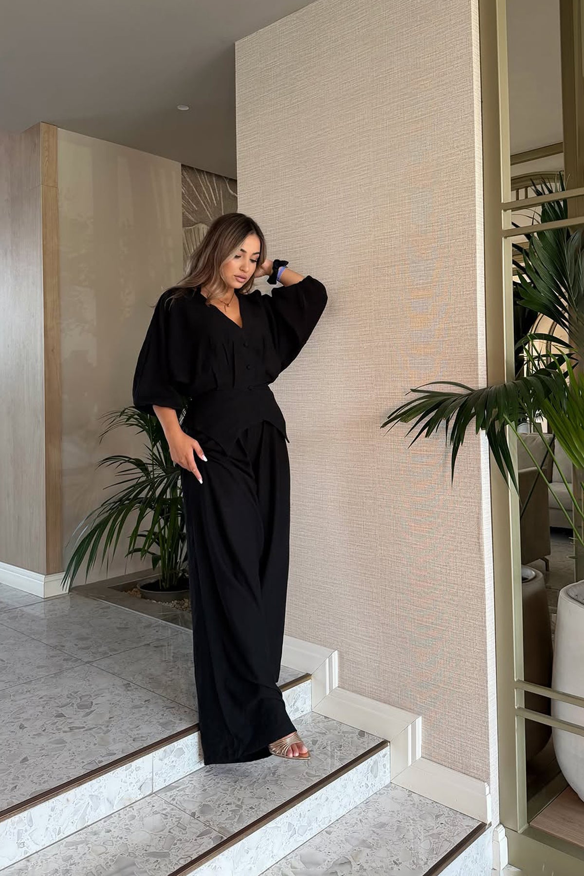Set alb cu top structurat și pantaloni wide leg