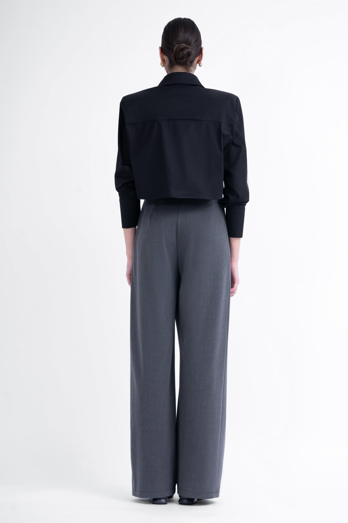 Pantaloni gri asimetrici cu nasture