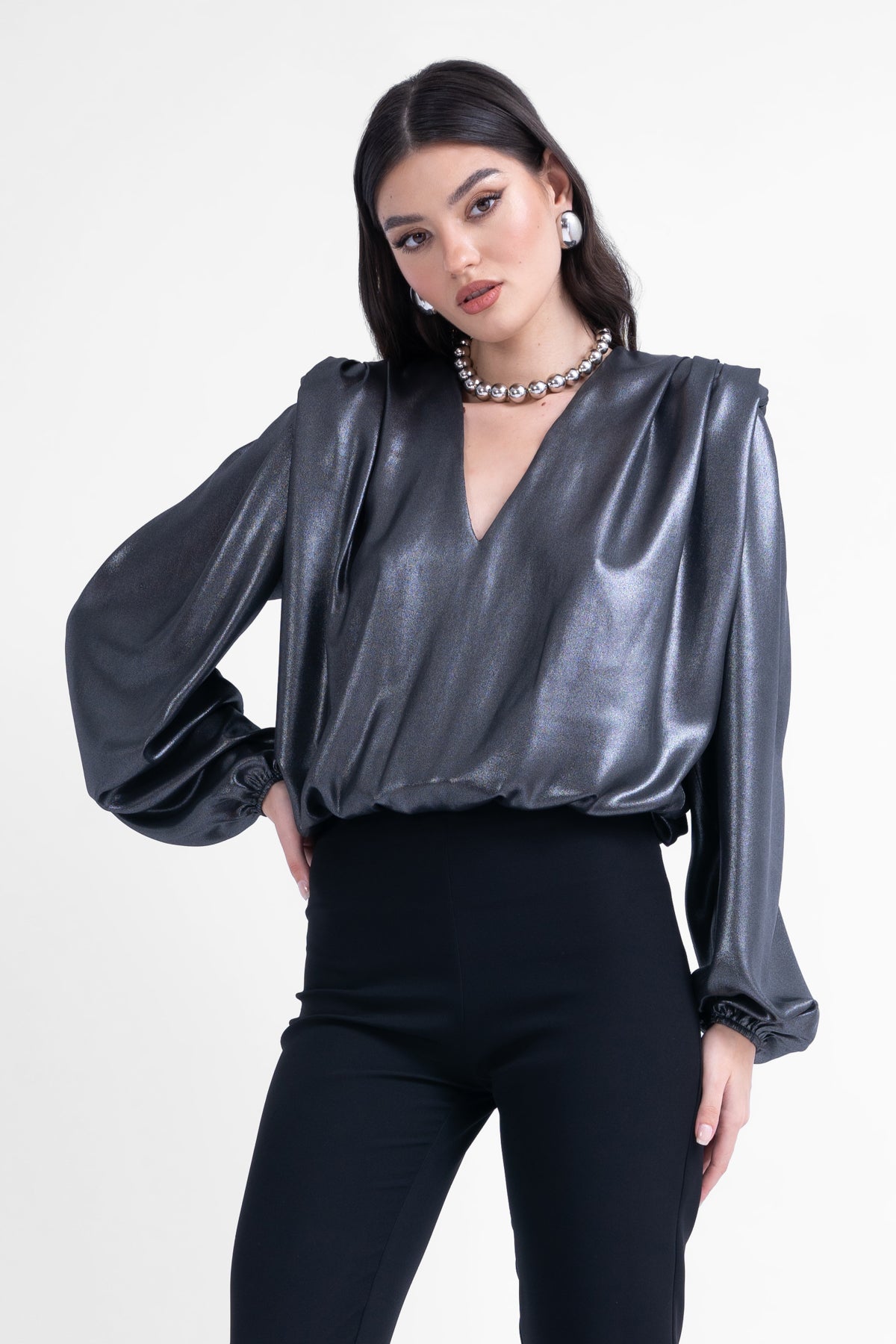 Bluza neagra cu insertii  cu umeri drapati si maneci bufante