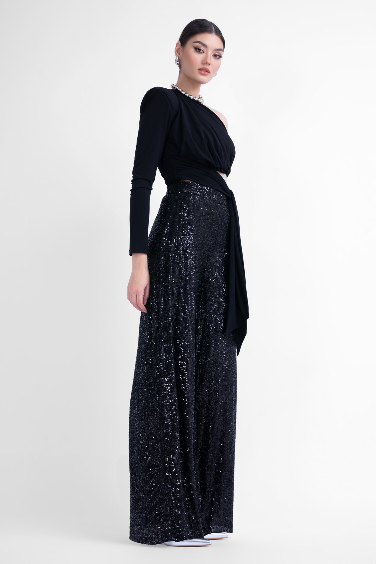 Top negru asimetric cu esarfa