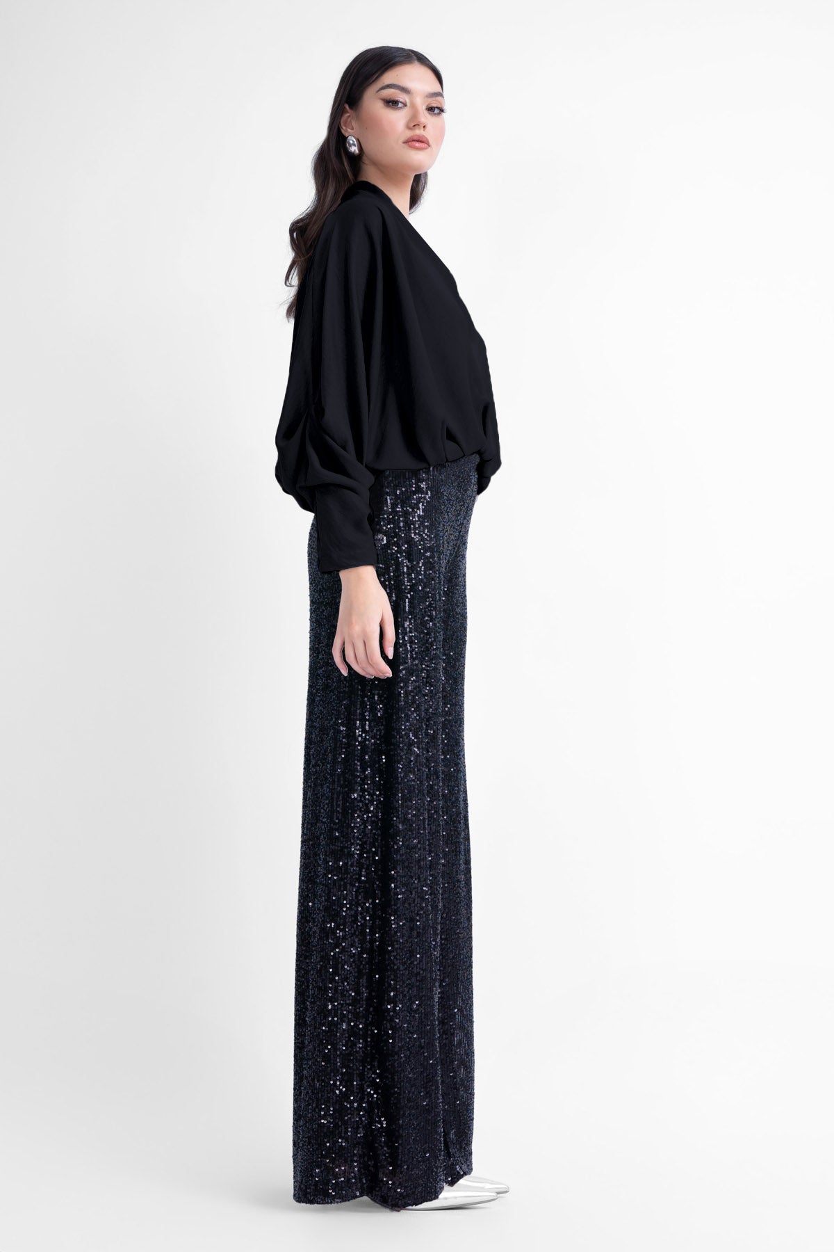 Bluza neagra cu maneci drapate si decolteu in V