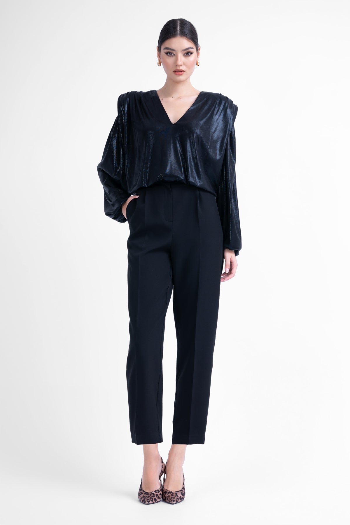 Bluza cu umeri drapati si maneci bufante din voal metalizat