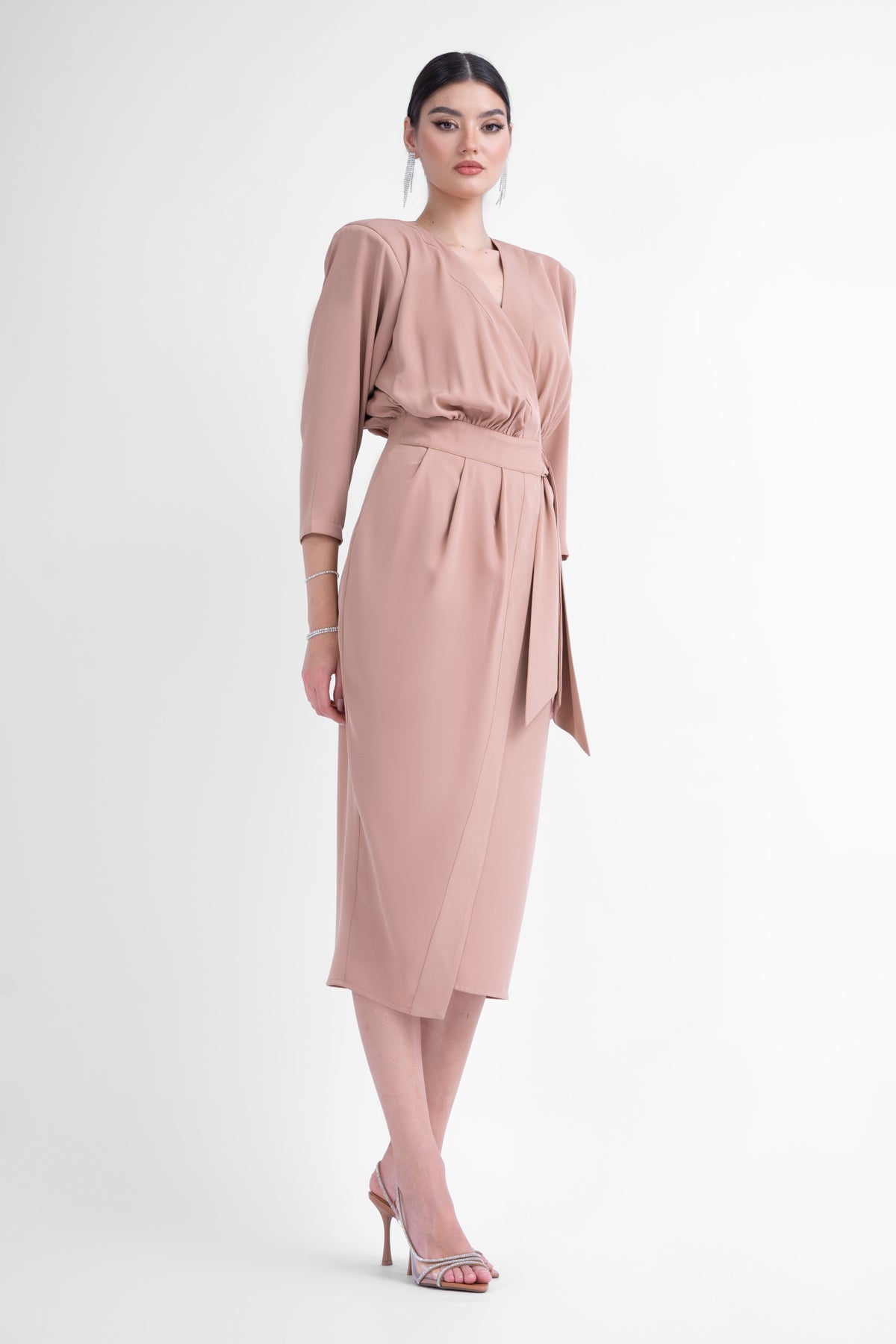 Rochie midi bej cu bust bluzat si cordon in talie