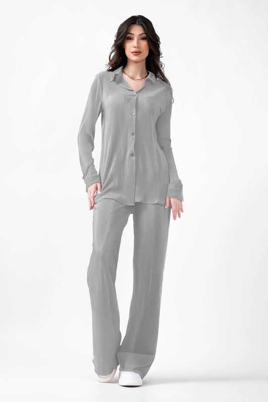 Ensemble gris avec chemisier et pantalon droit