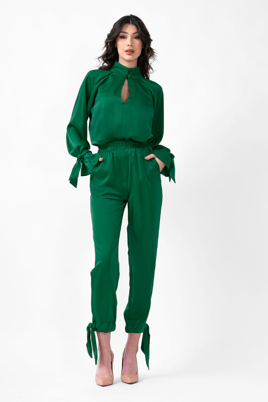 Ensemble vert avec chemisier et pantalon avec nœuds