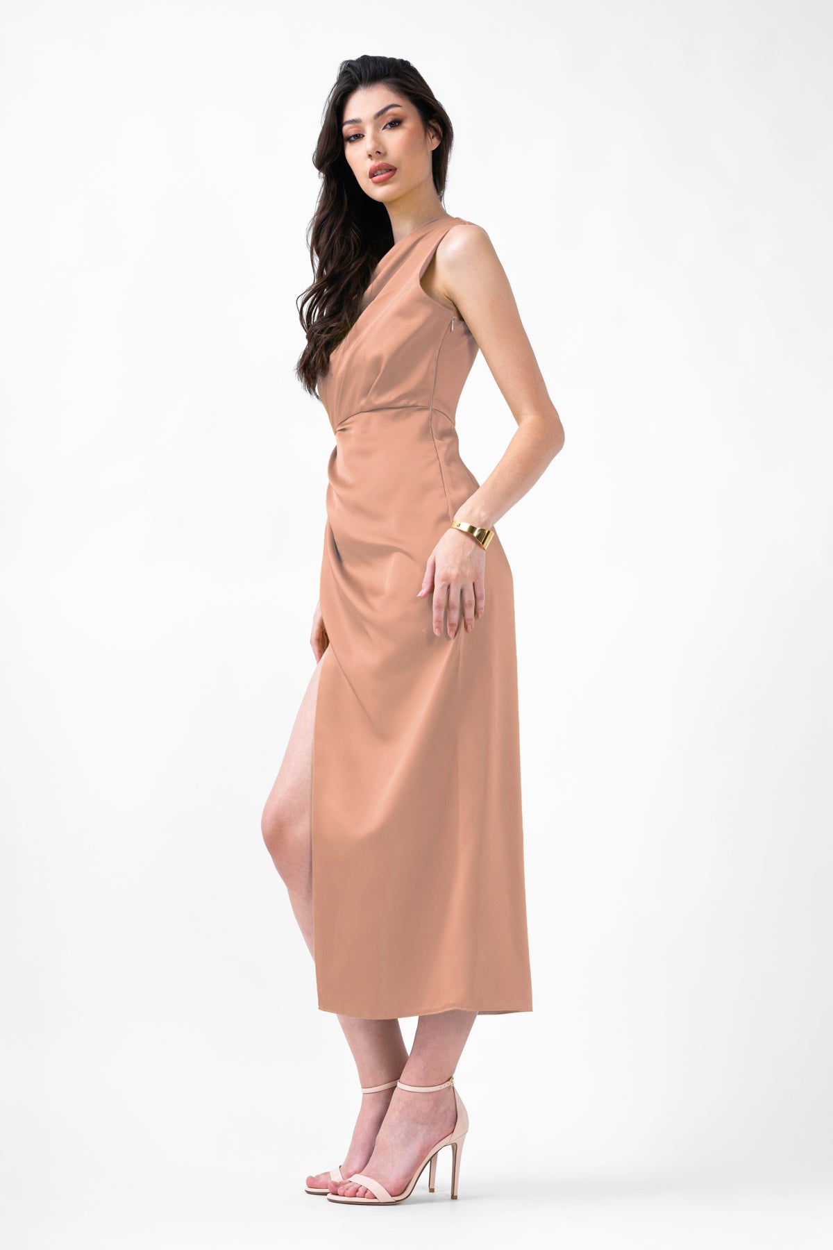 Rochie midi gold pe un umar cu crapatura pe picior