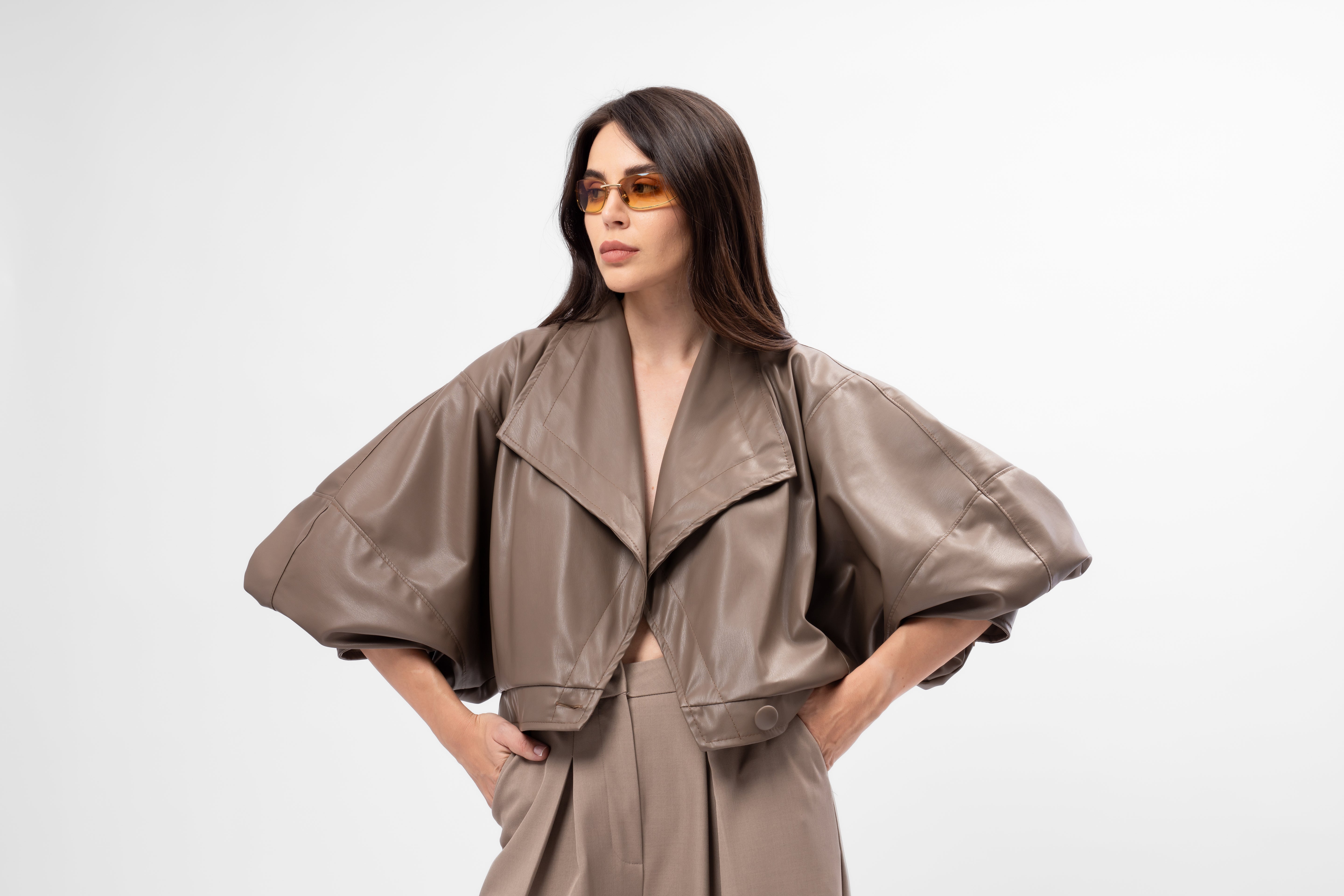 Jachetă scurtă din piele taupe cu croială amplă