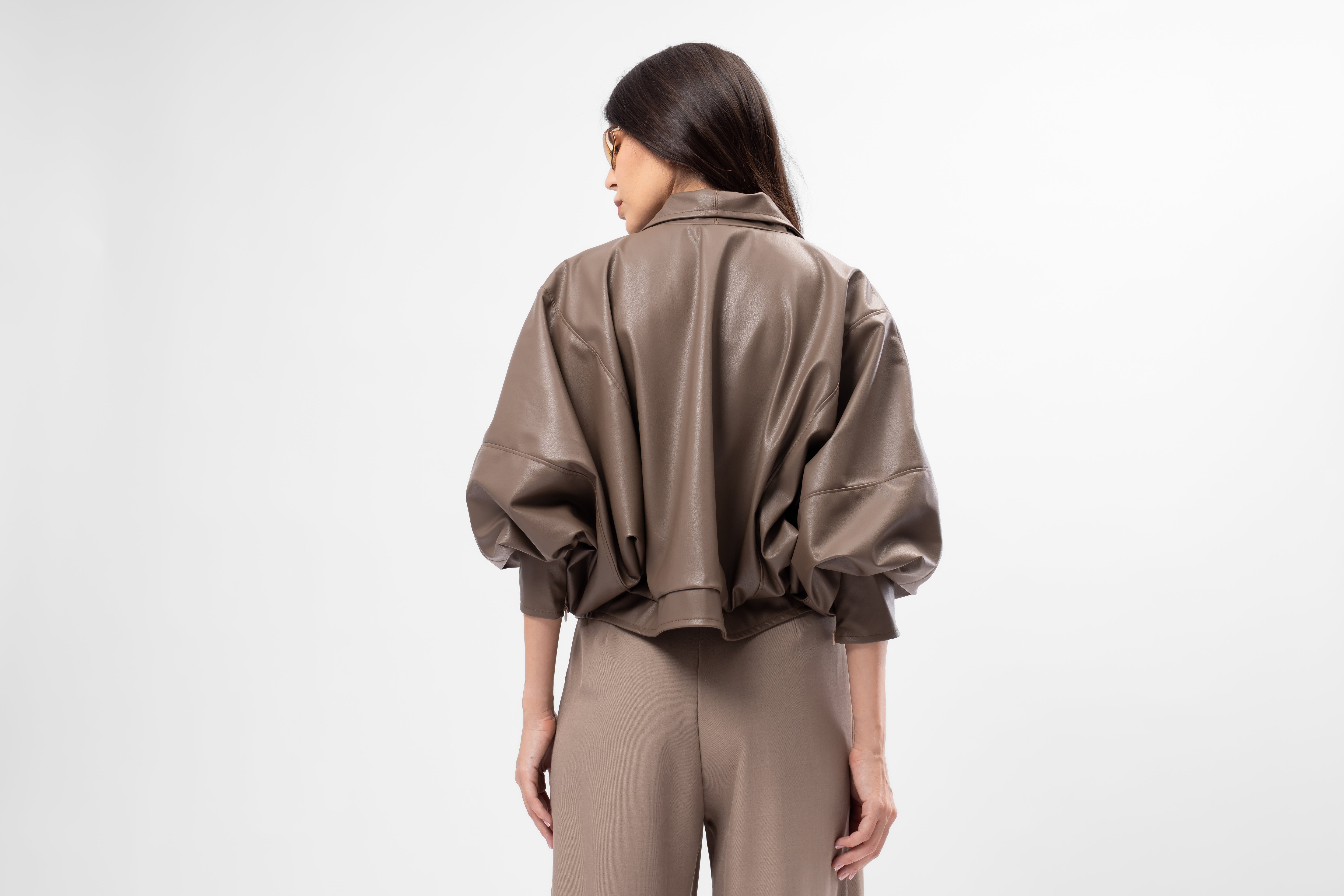 Jachetă scurtă din piele taupe cu croială amplă