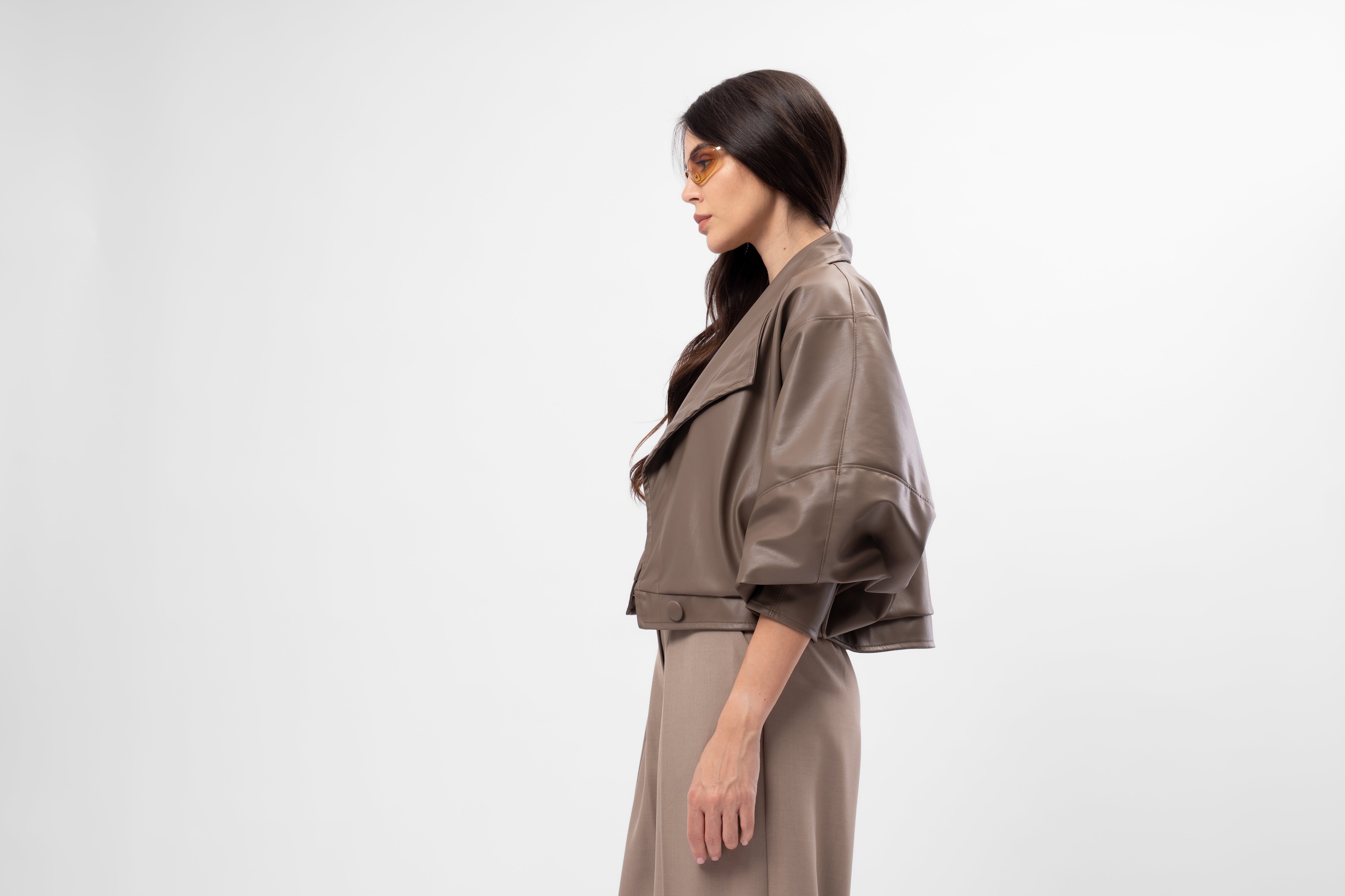 Jachetă scurtă din piele taupe cu croială amplă