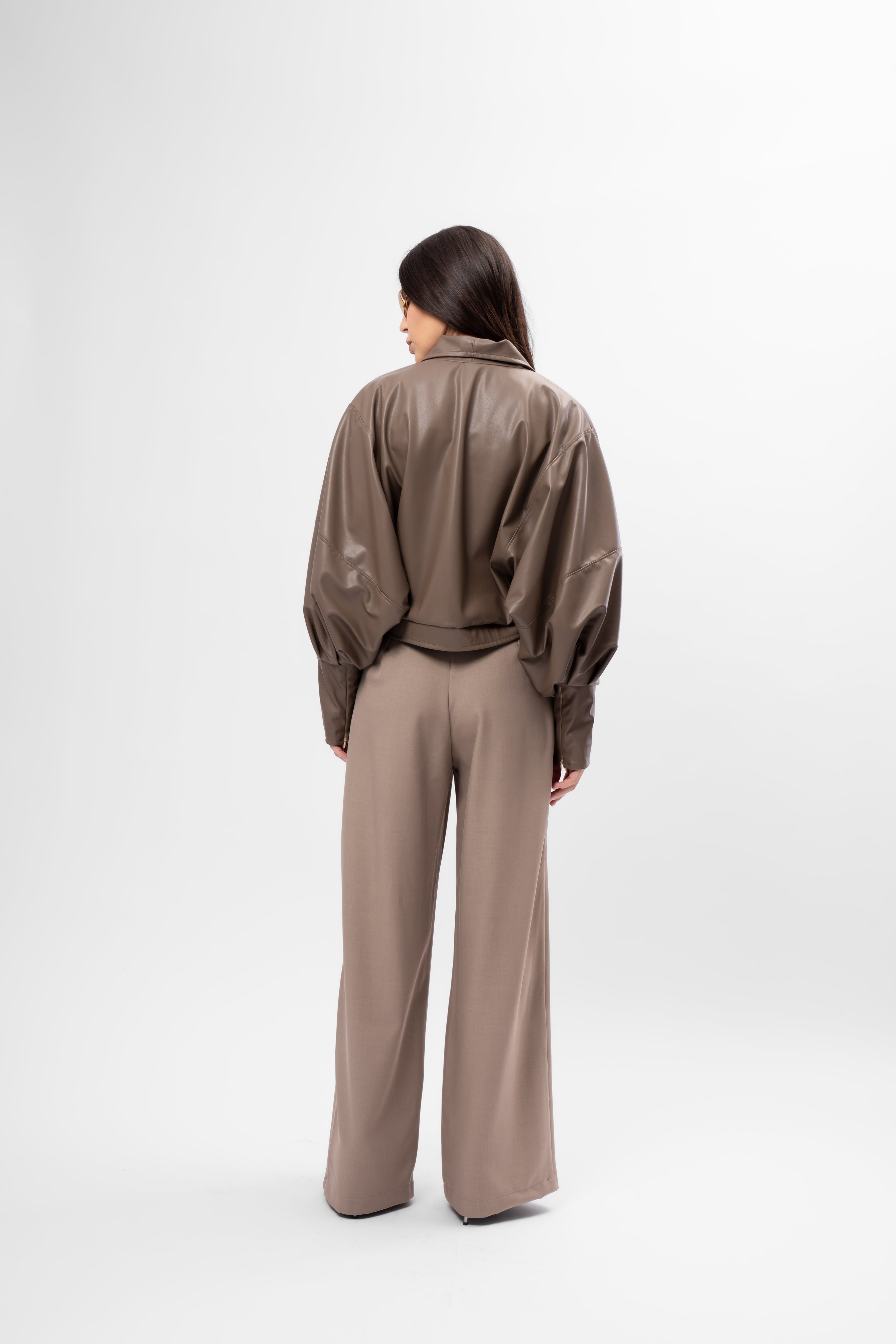 Jachetă scurtă din piele taupe cu croială amplă