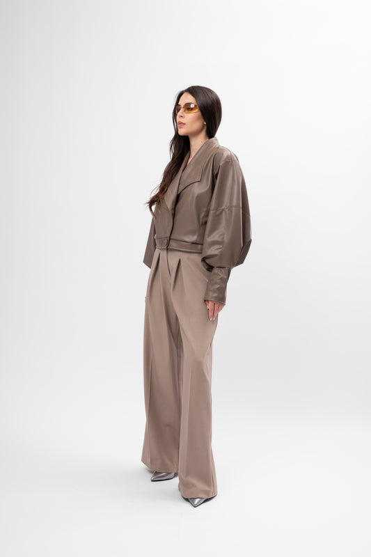 Jachetă scurtă din piele taupe cu croială amplă