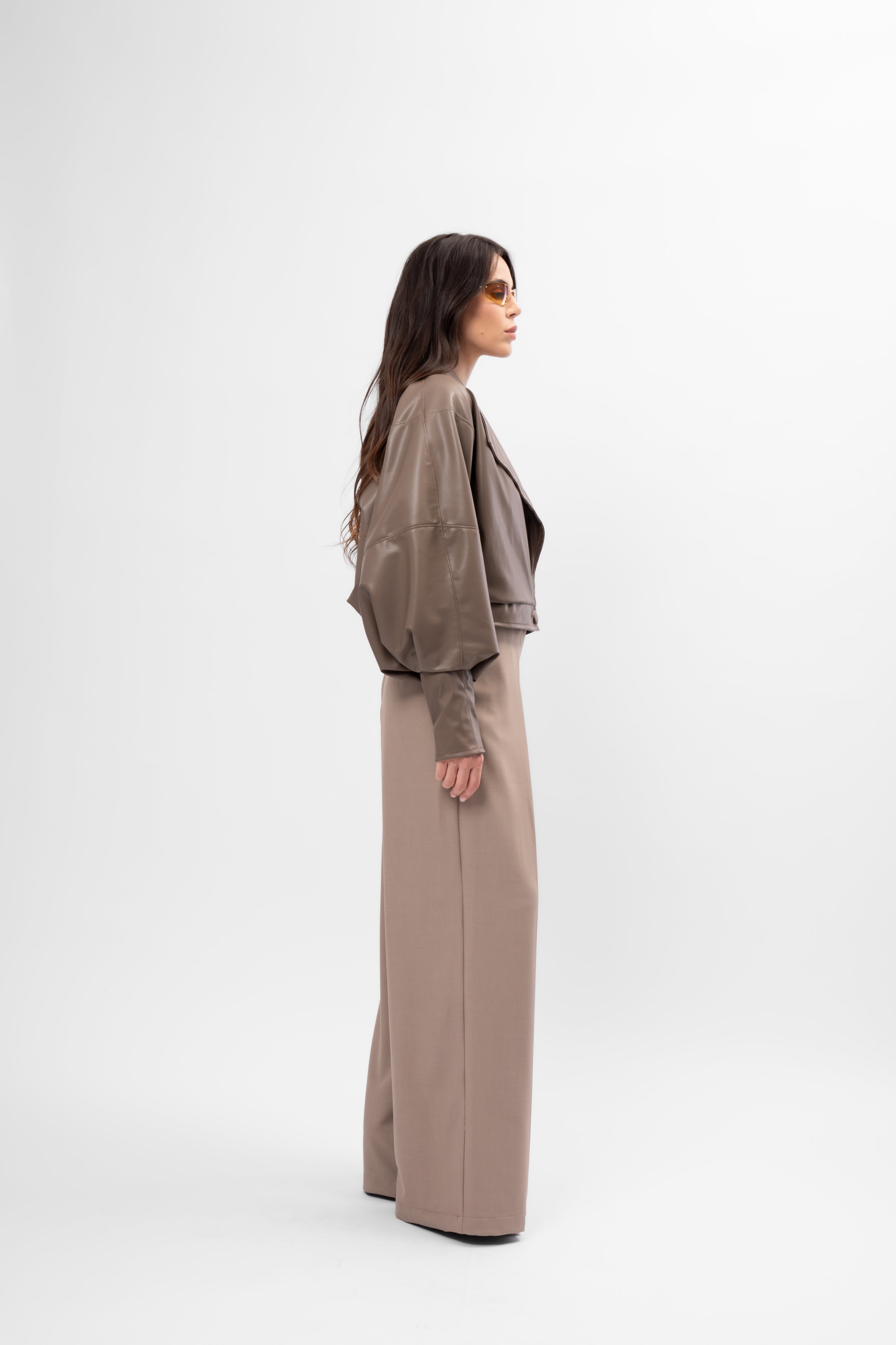 Jachetă scurtă din piele taupe cu croială amplă