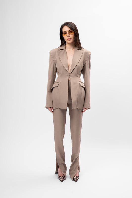 Costum bej cu sacou balloon cambrat și pantaloni cu deschidere la tiv