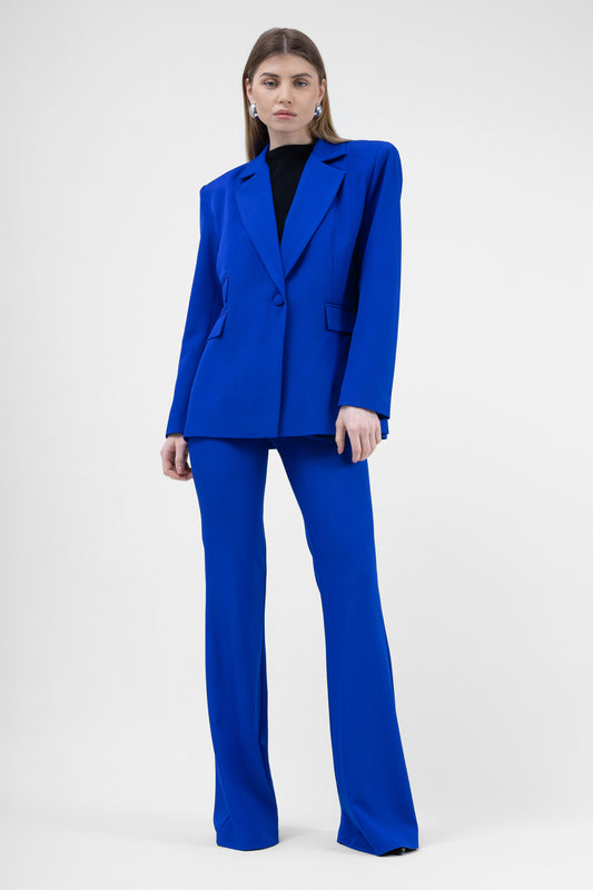 Costume bleu électrique avec blazer classique à double poche et pantalon évasé