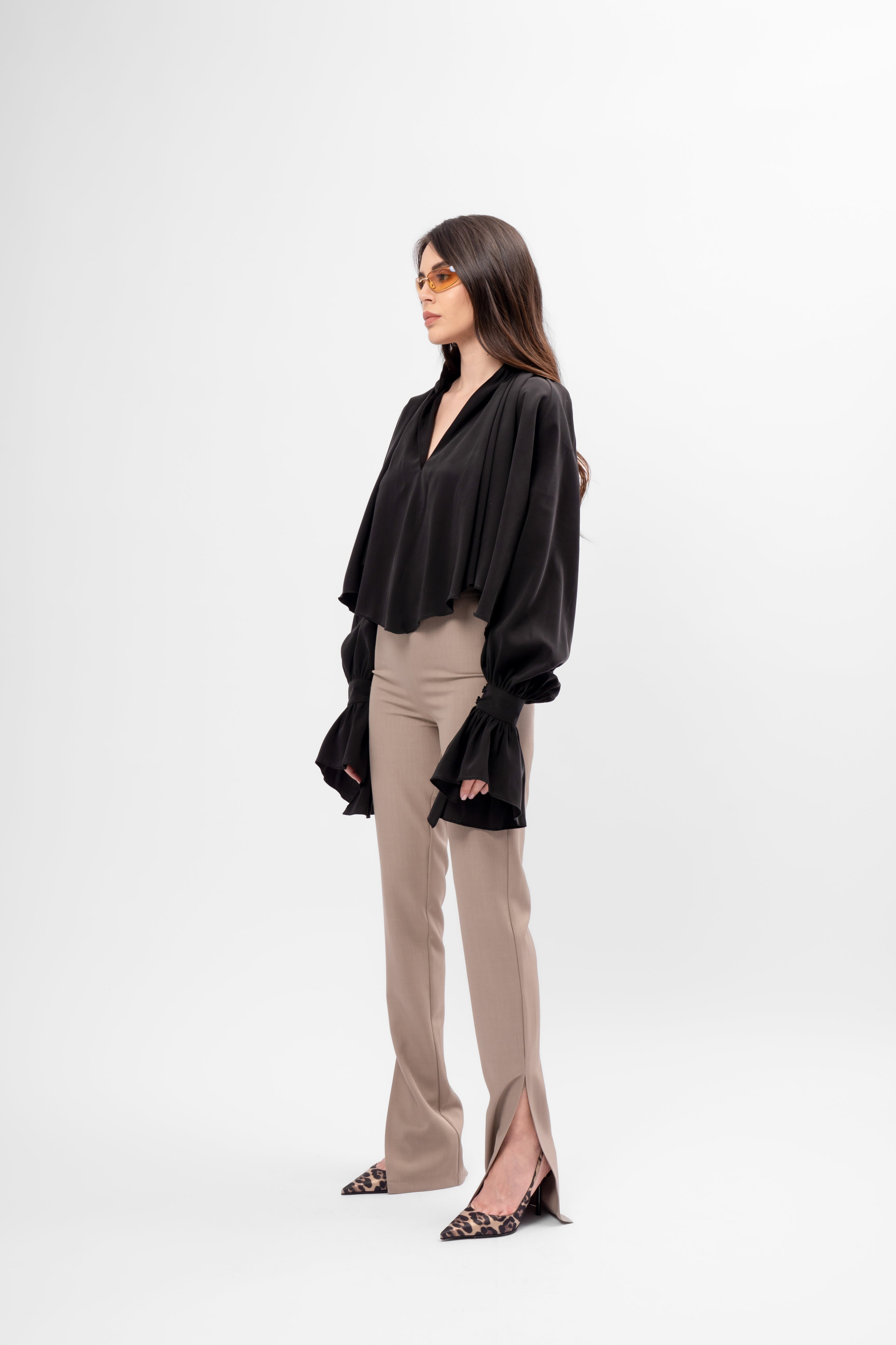 Cămașă neagra cu croială amplă, guler înalt și mâneci balon