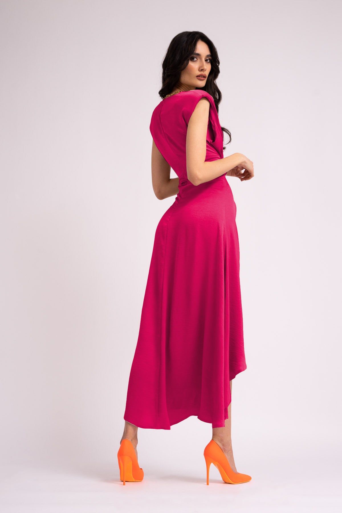 Midi fucsia dress with oversized shoulders and slit