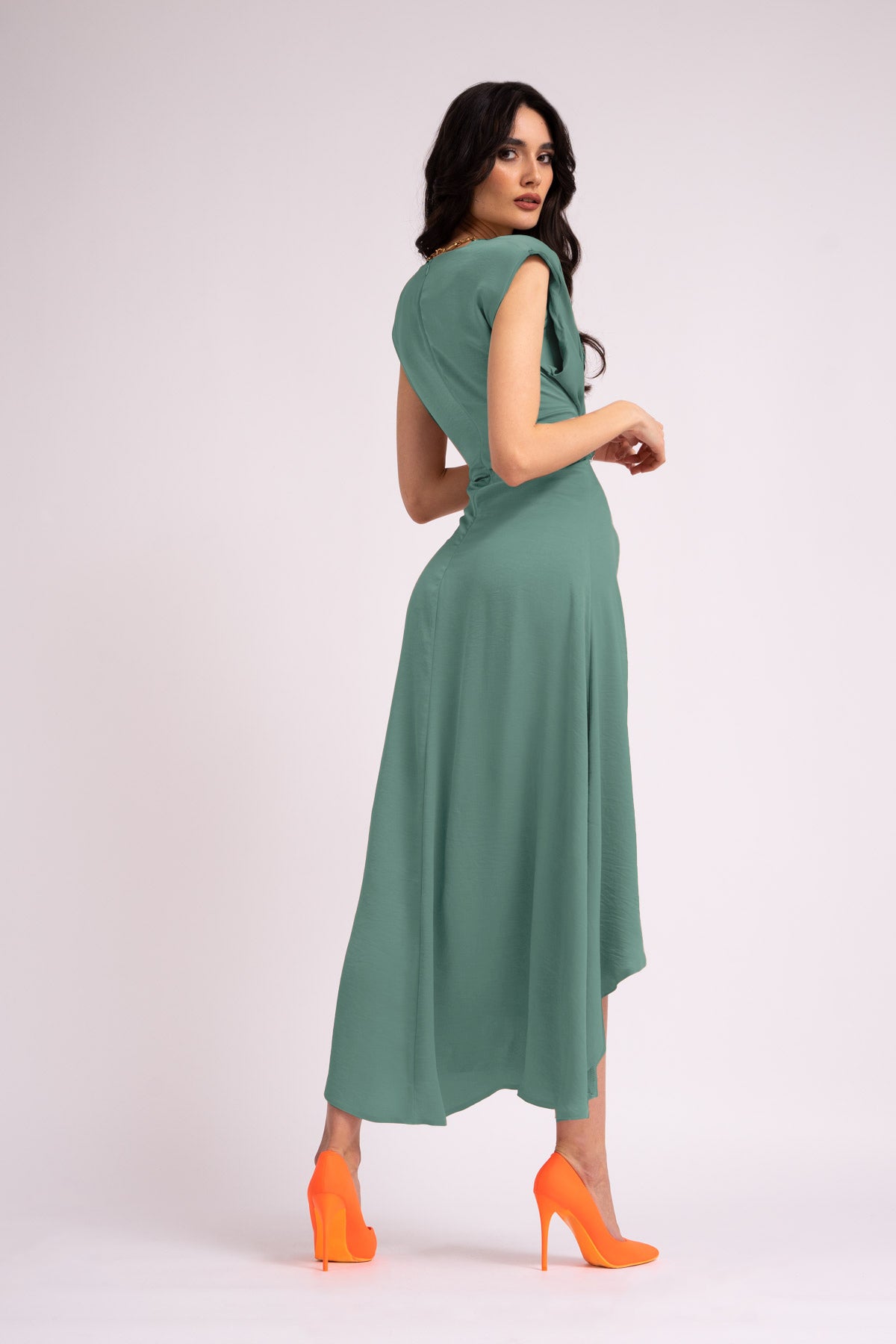 Midi mint dress with oversized shoulders and slit