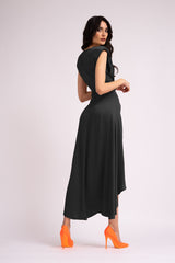 Midi black dress with oversized shoulders and slit