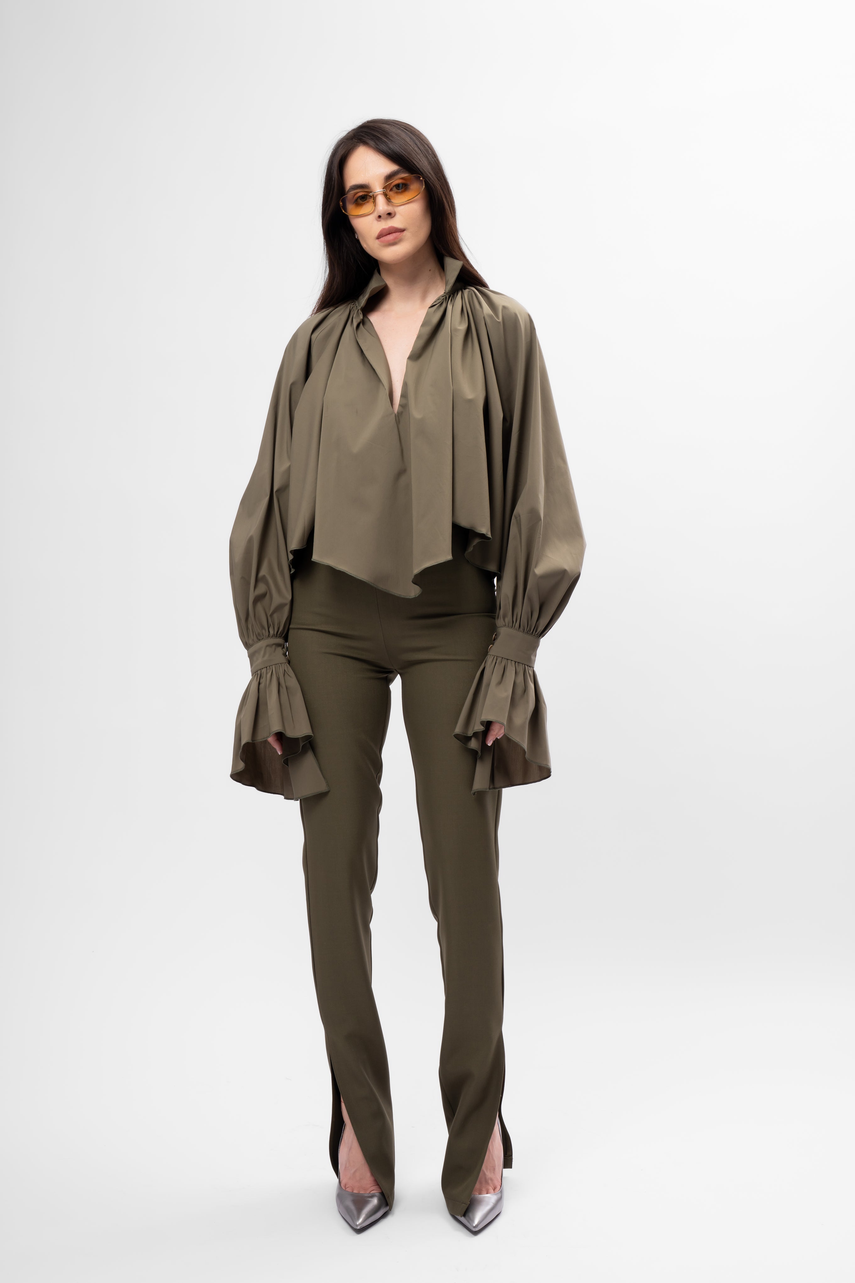 Cămașă khaki cu croială amplă, guler înalt și mâneci balon