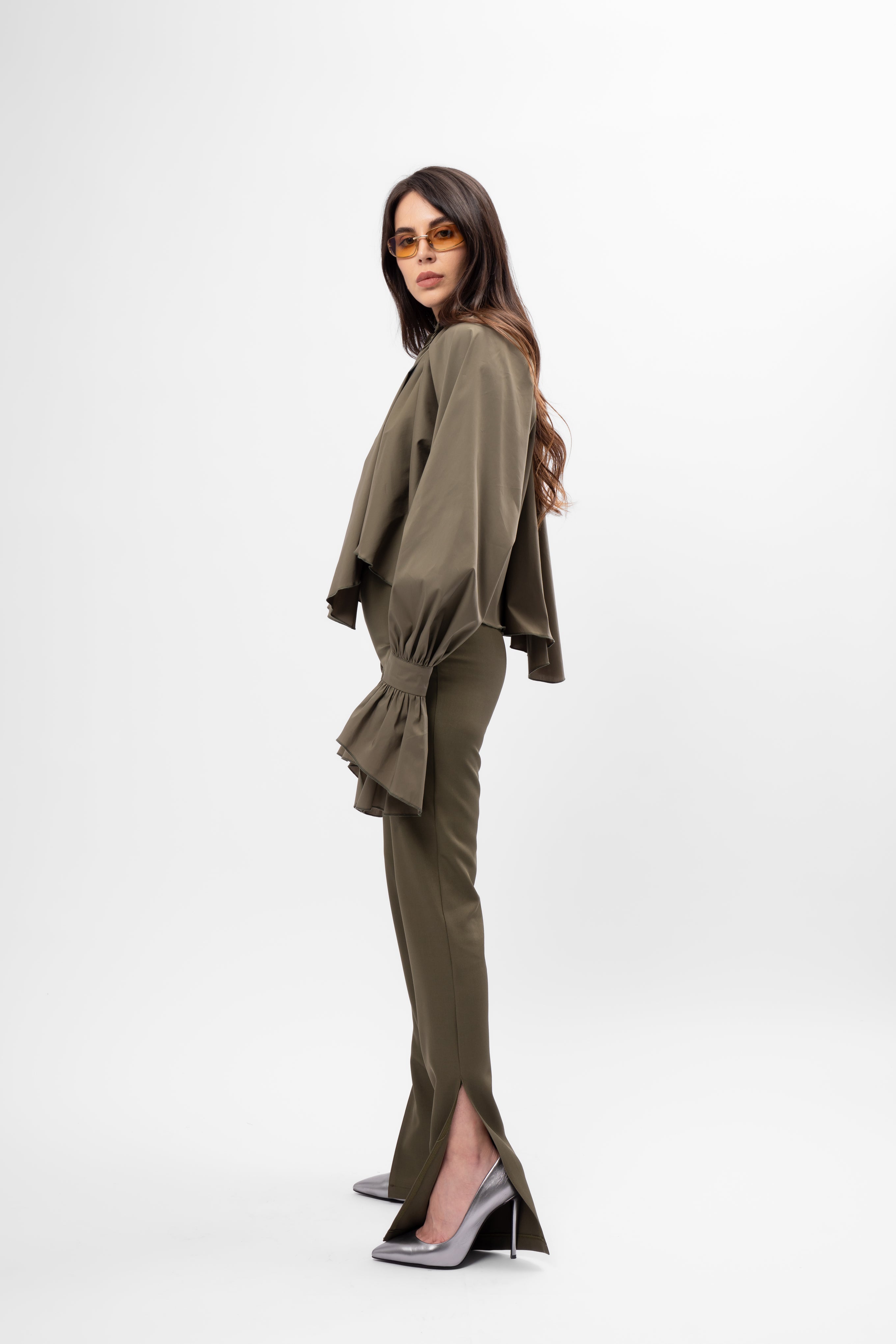 Cămașă khaki cu croială amplă, guler înalt și mâneci balon