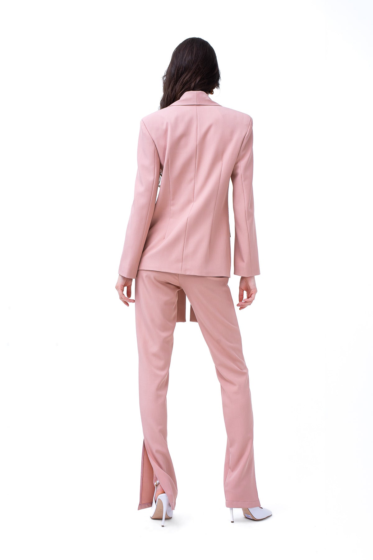 Costum roz pudra cu sacou cu revere alungite si pantaloni slim fit