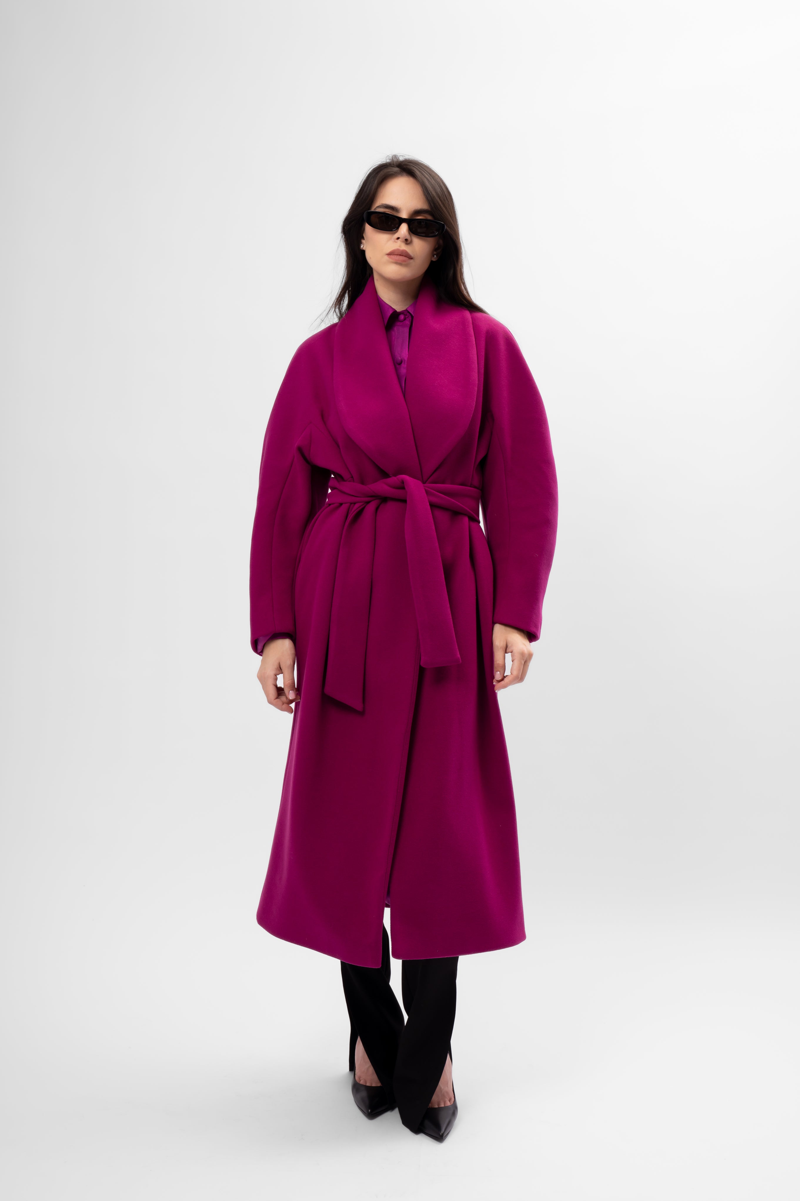 Palton lung fucsia cu cordon și rever amplu