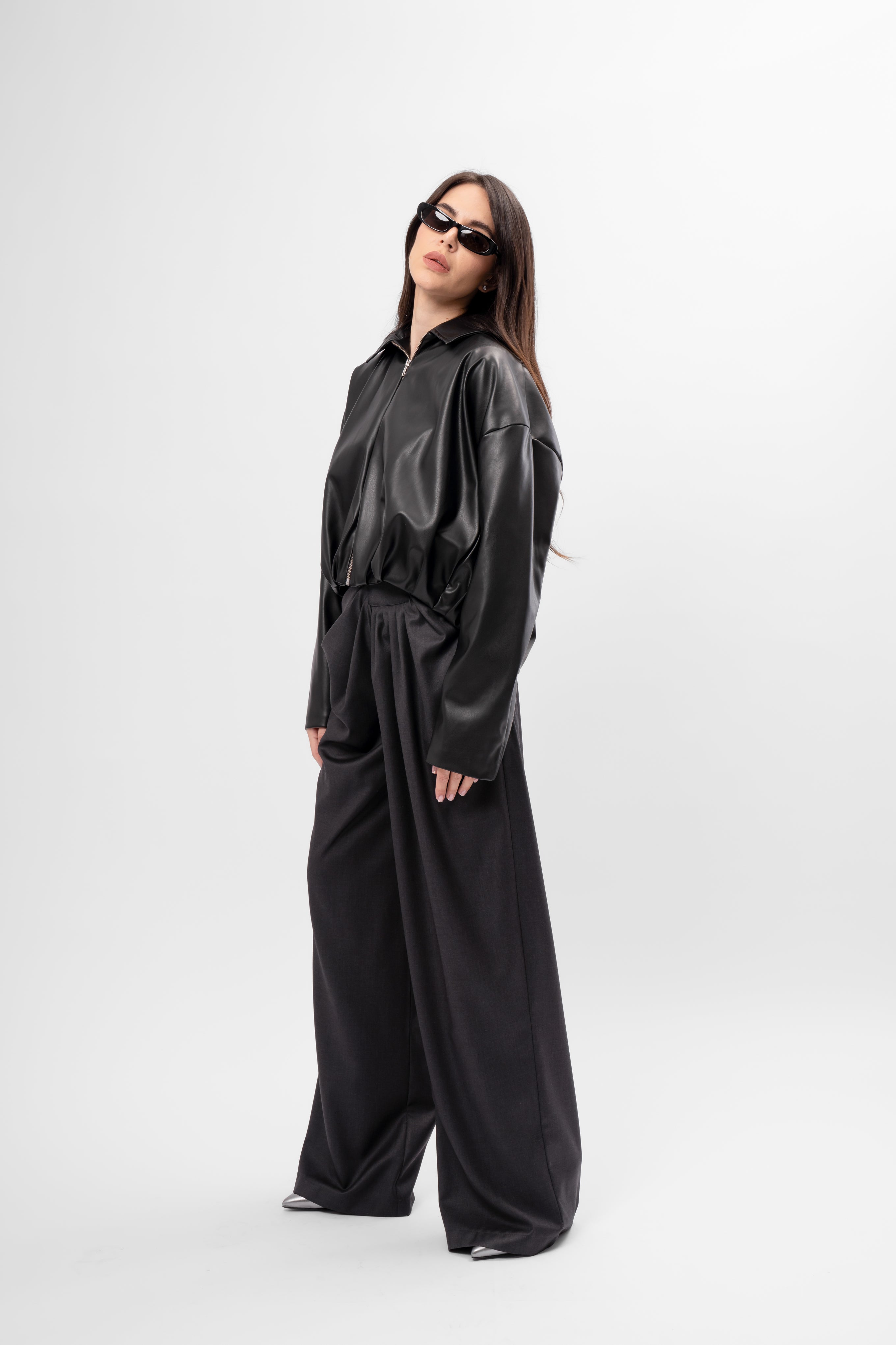 Pantaloni gri inchis cu drapaj lateral