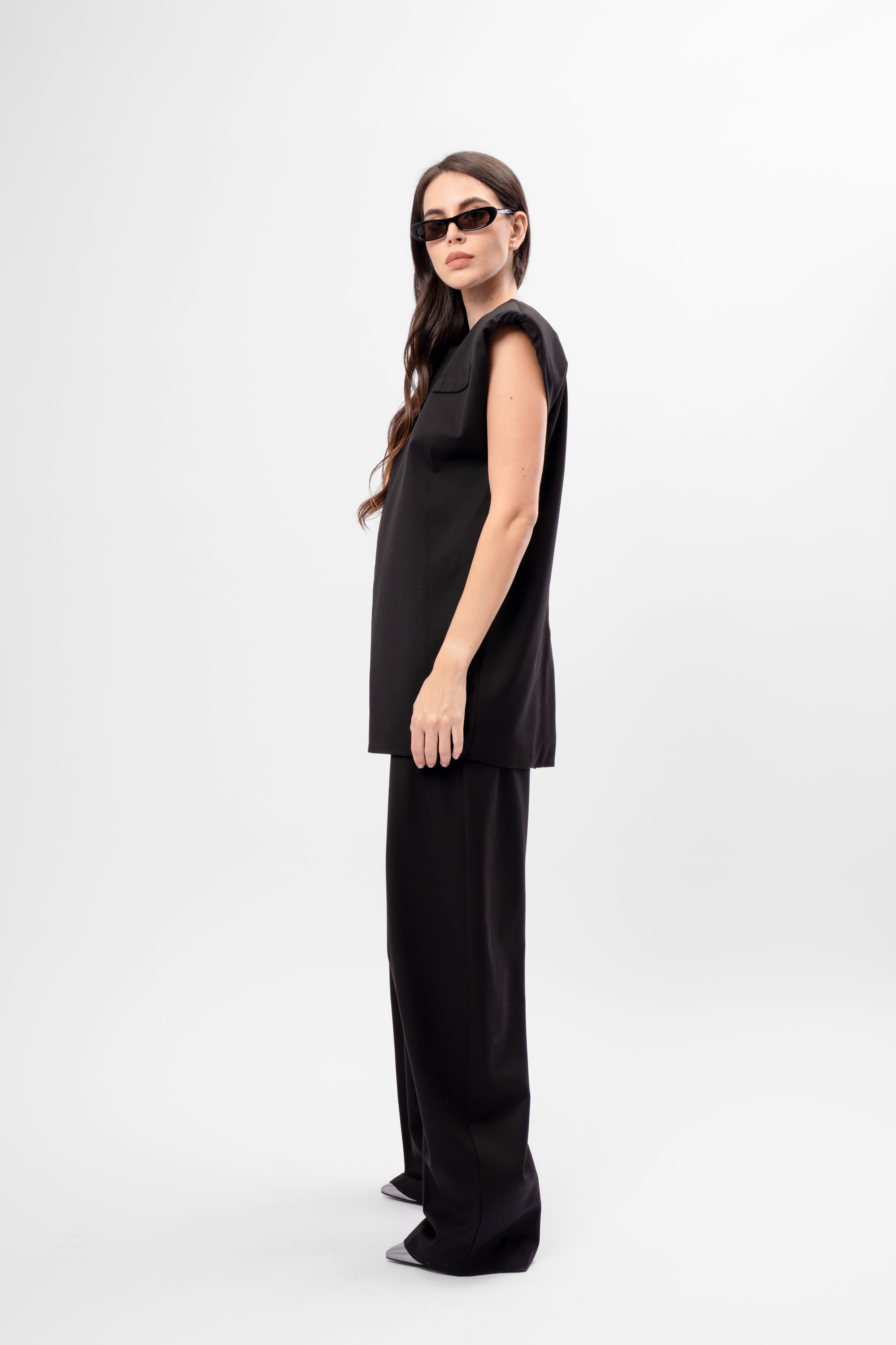 Set negru inchis cu vestă și pantaloni cu pliu