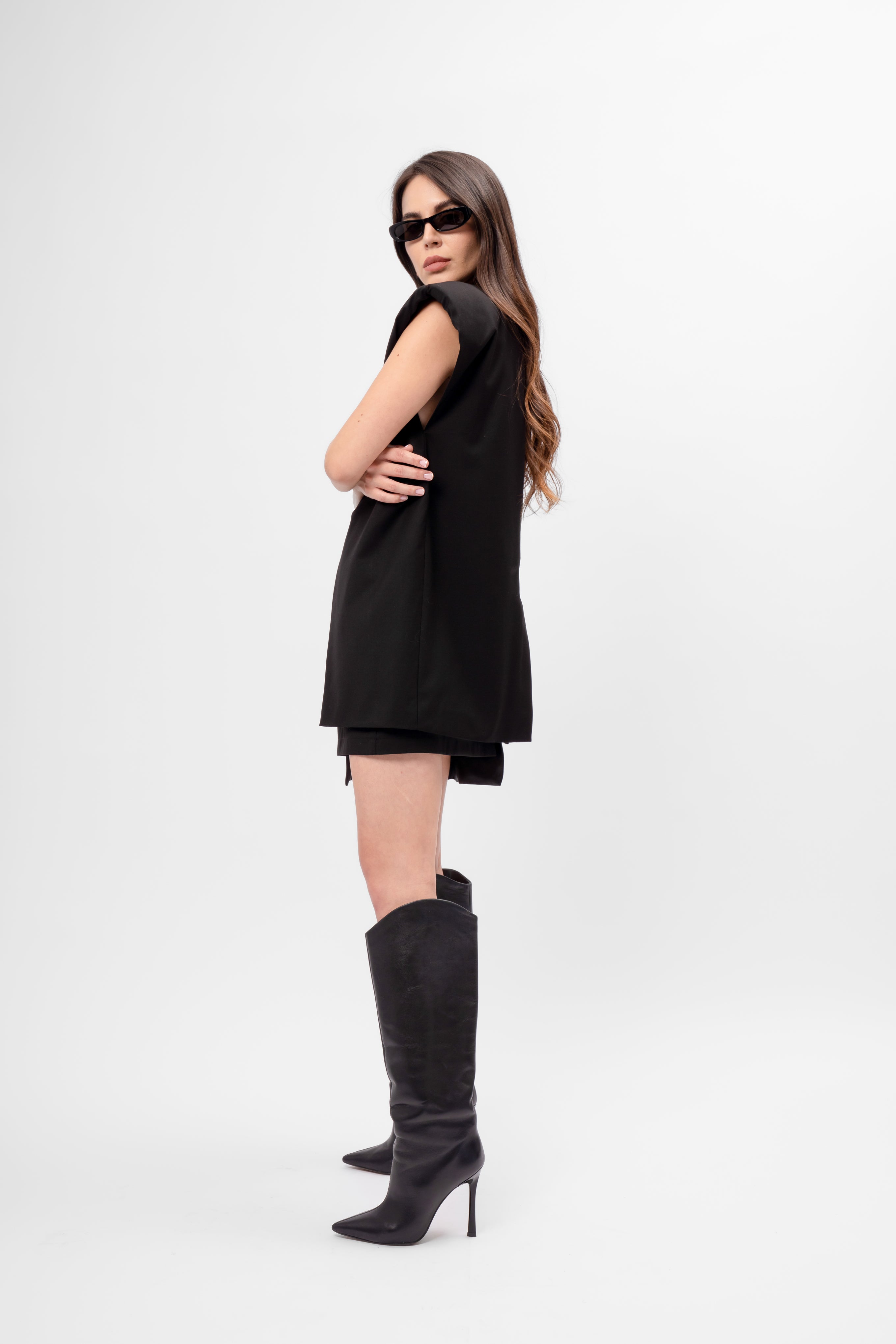 Set minimalist negru cu vestă și fustă asimetrică