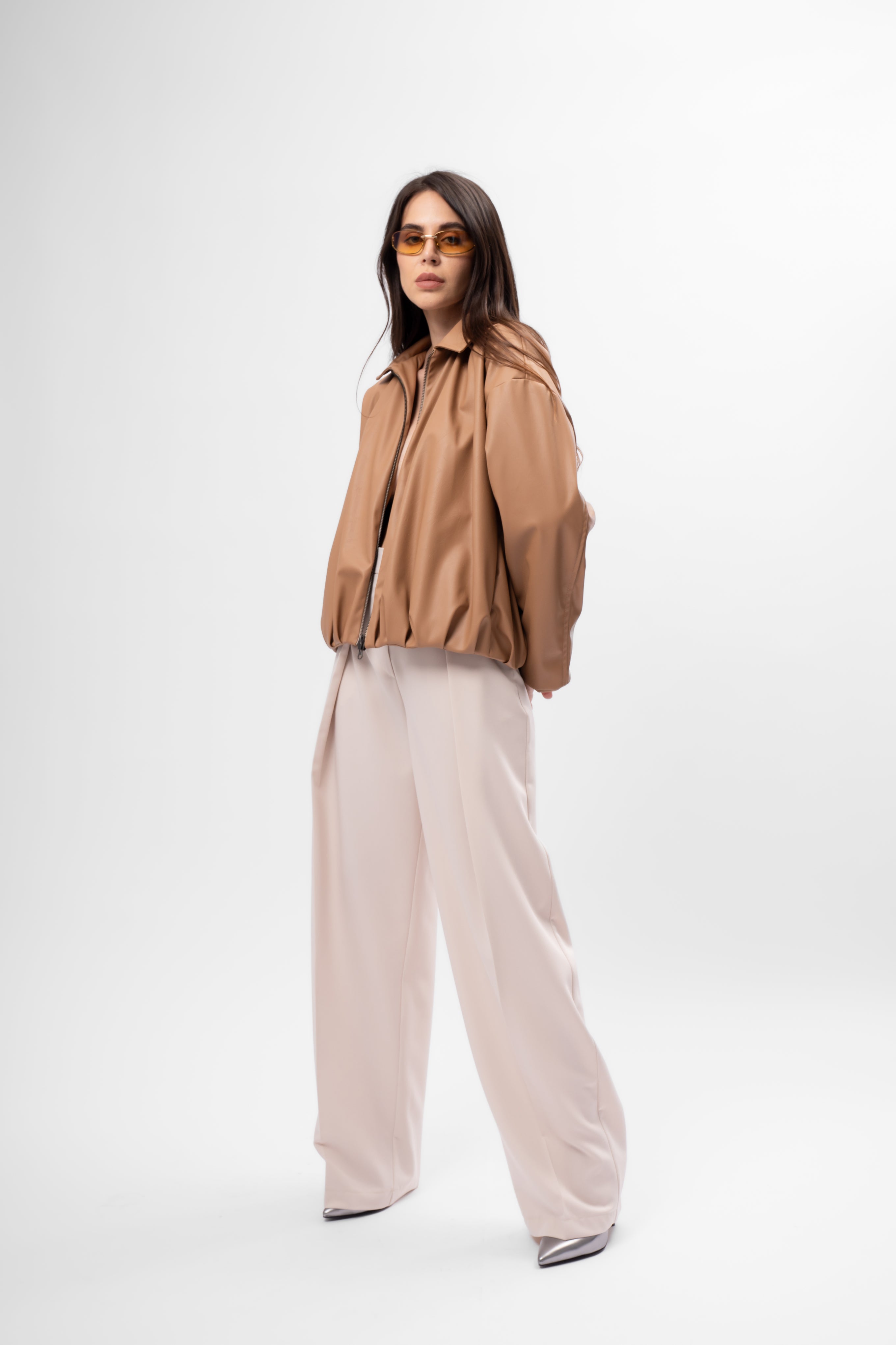 Pantaloni bej tip balon cu pliuri