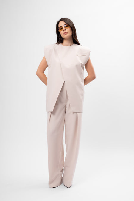 Set crem cu vestă și pantaloni cu pliu
