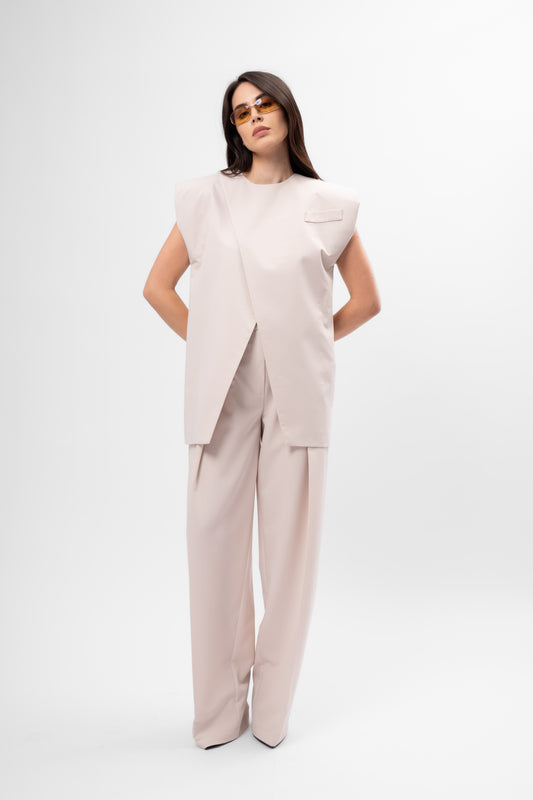 Set crem cu vestă și pantaloni cu pliu