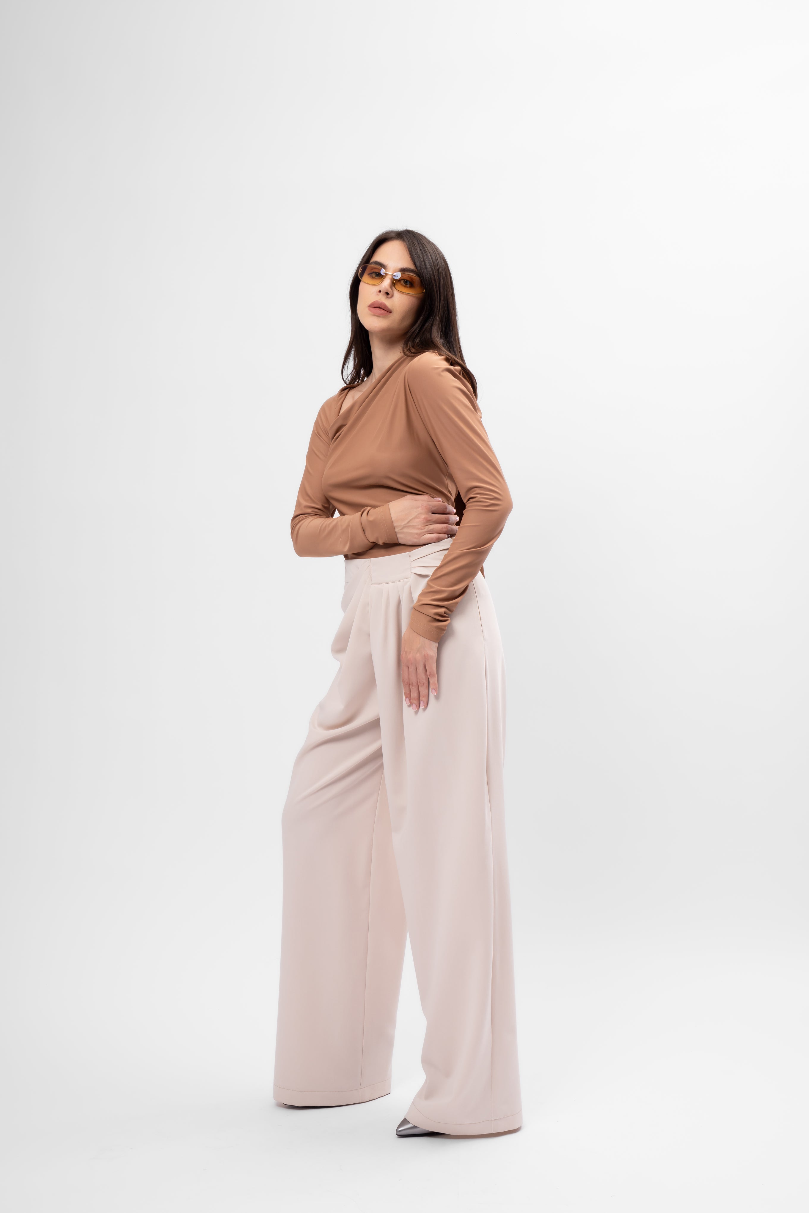 Pantaloni bej cu drapaj lateral