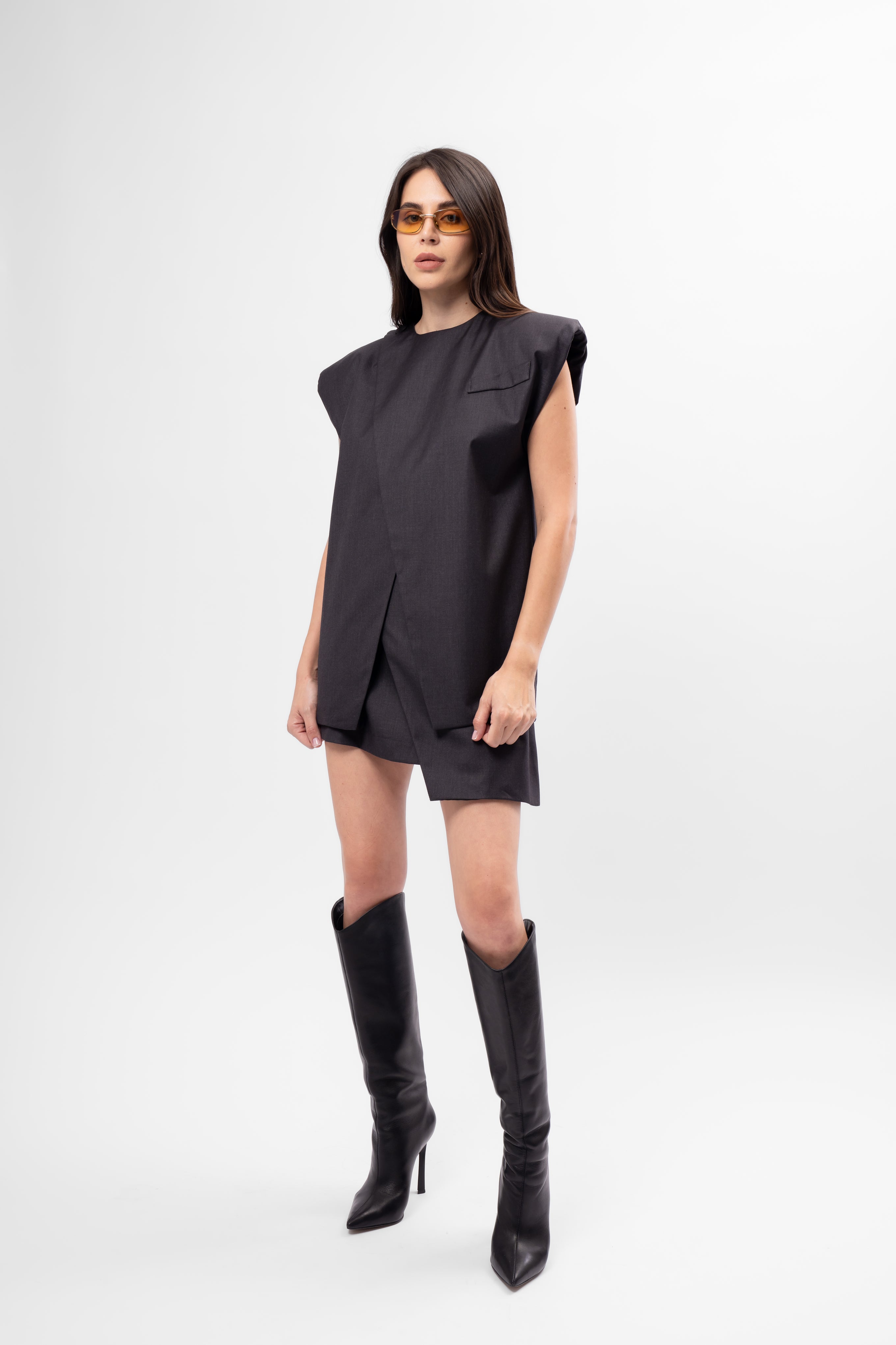 Set minimalist gri inchis cu vestă și fustă asimetrică