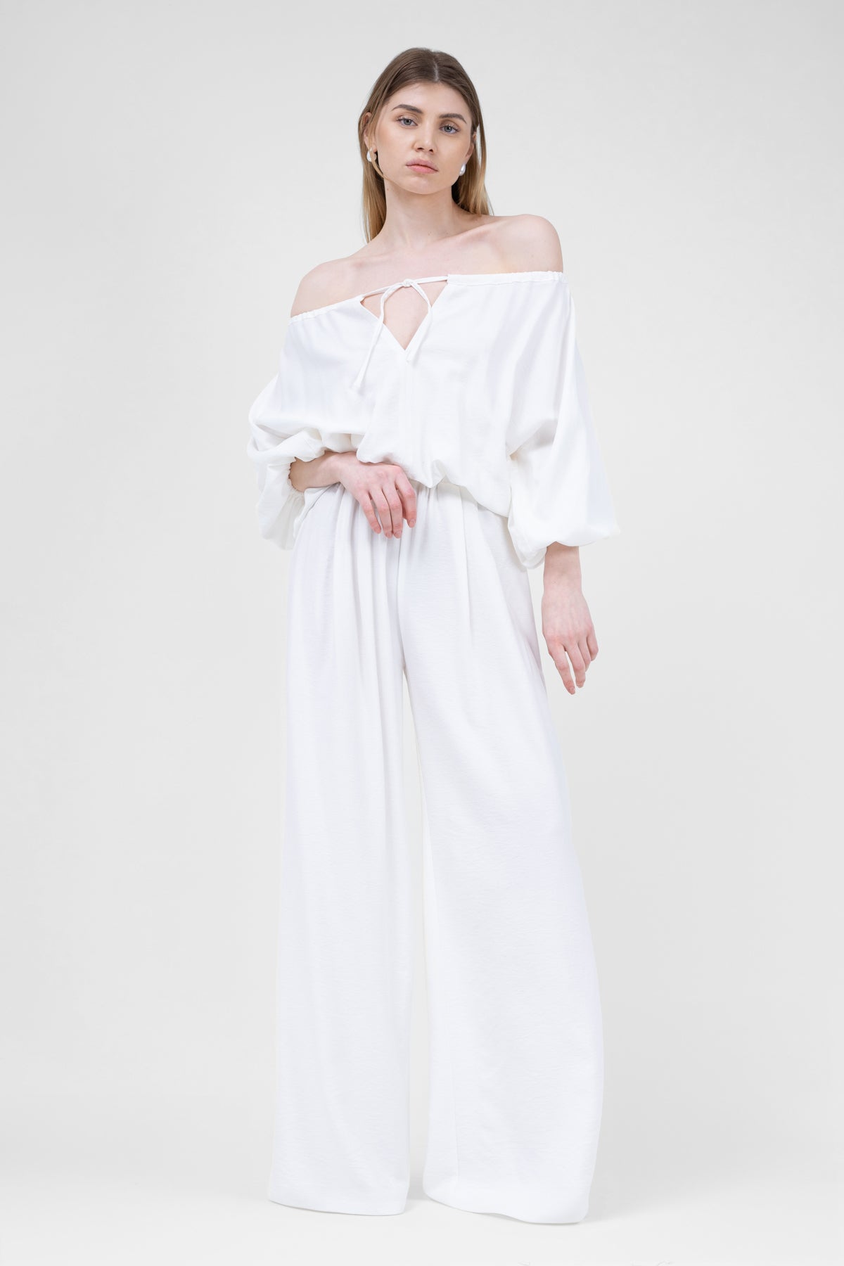 Set de in alb cu bluza vaporoasa si pantaloni cu pliuri 