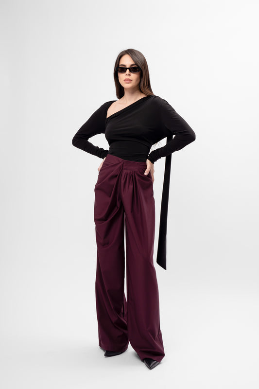 Pantaloni burgundy cu drapaj lateral