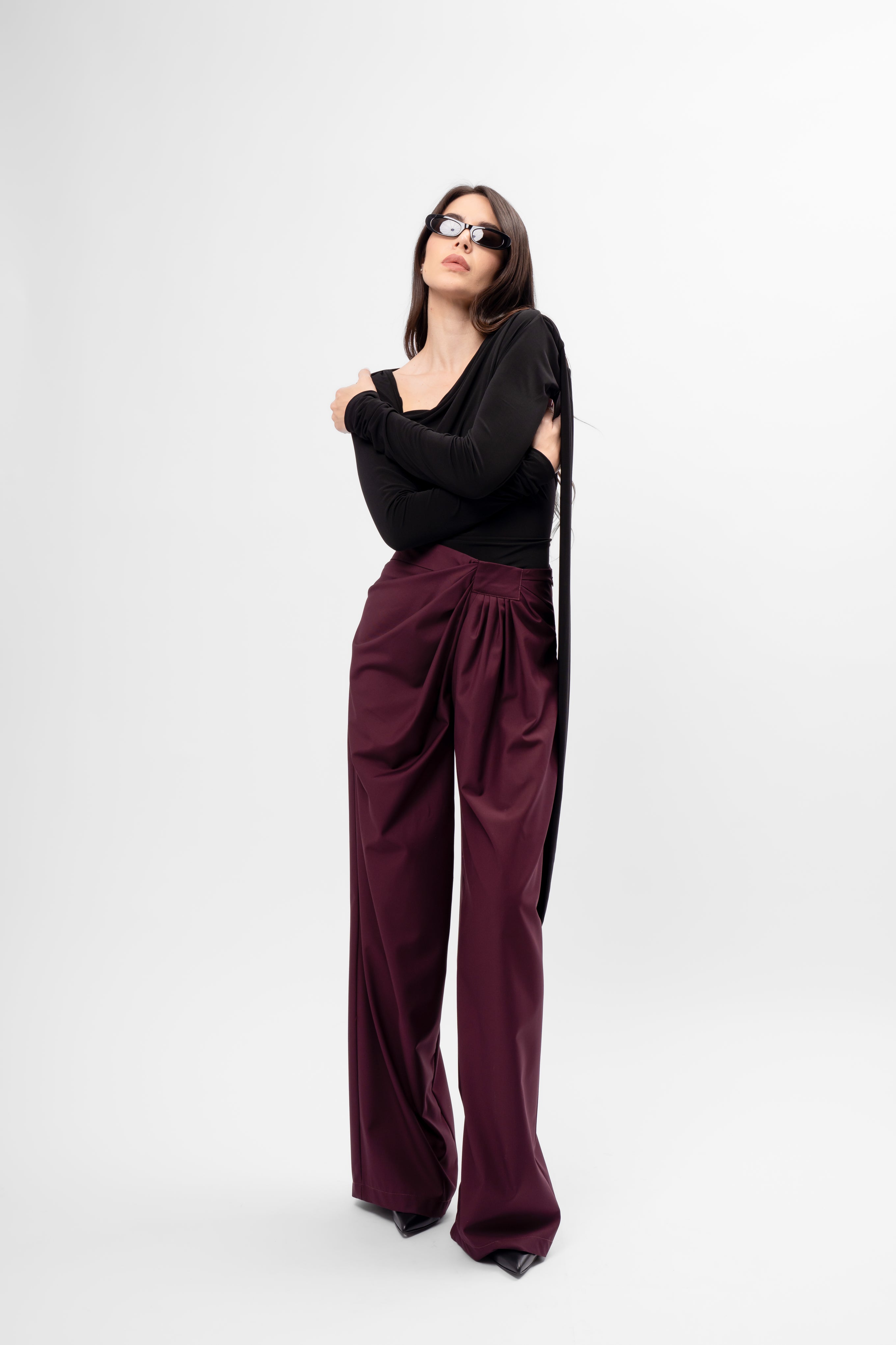 Pantaloni burgundy cu drapaj lateral