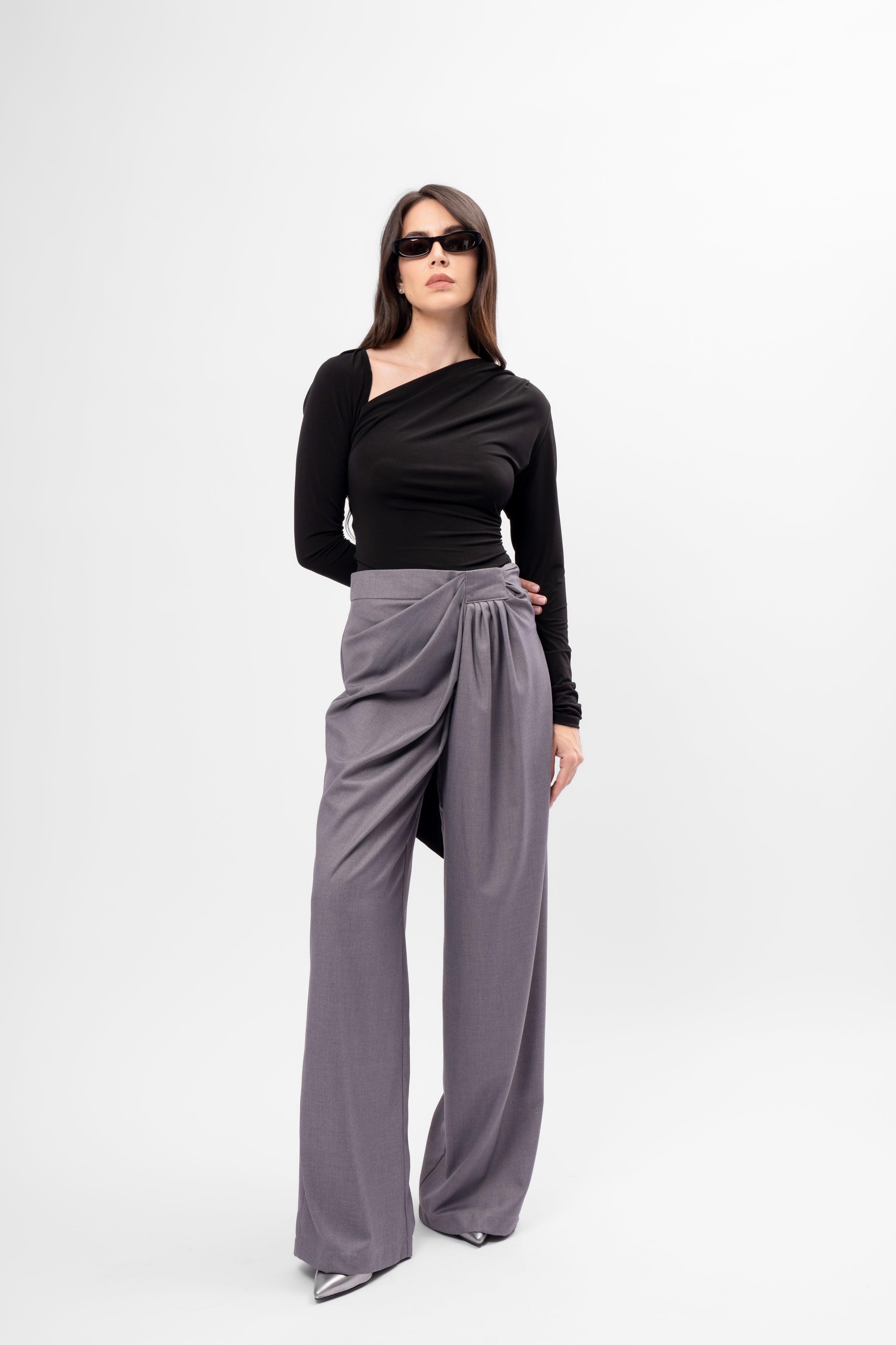 Pantaloni gri cu drapaj lateral