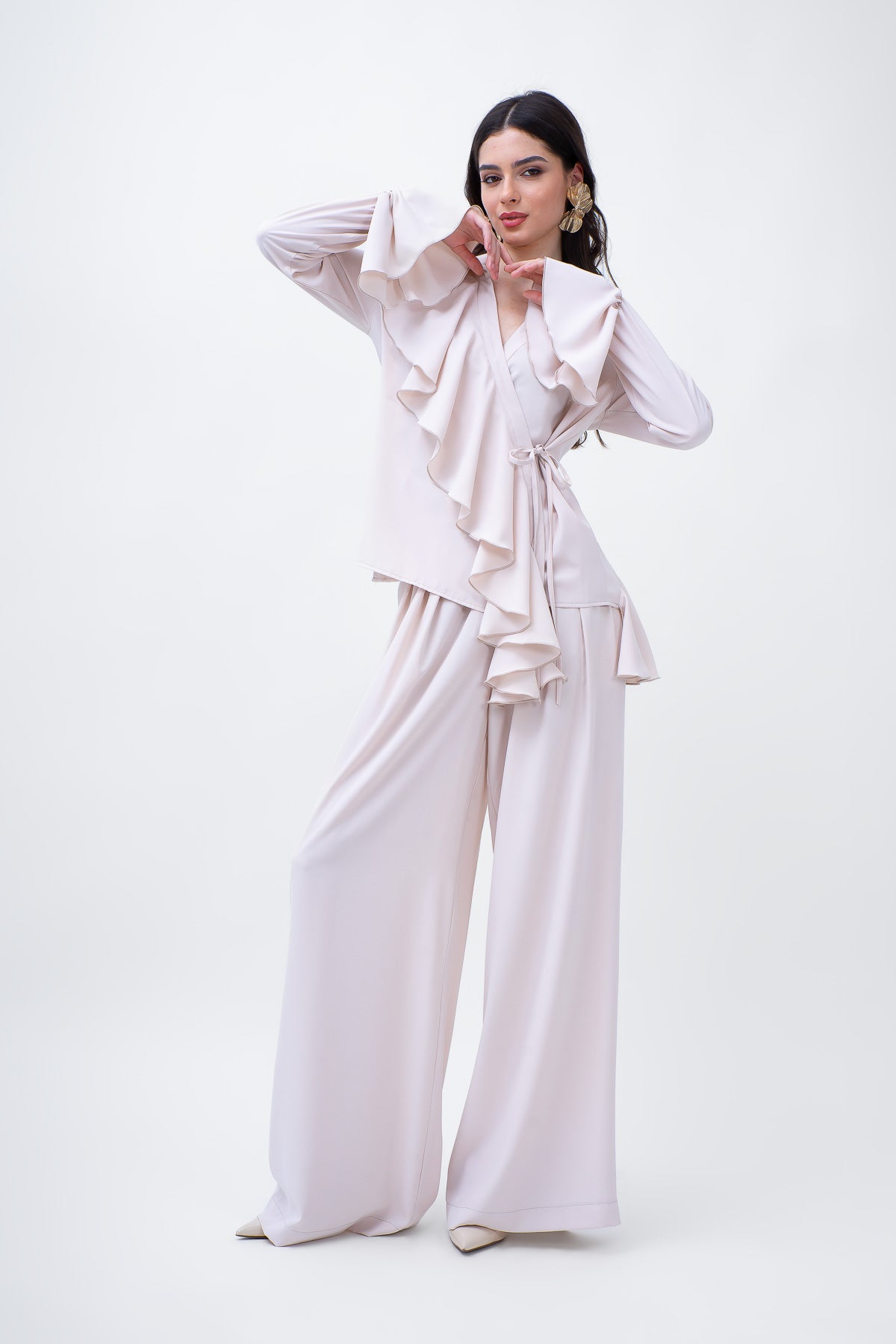 Set bej cu bluza petrecuta cu volane si pantaloni largi